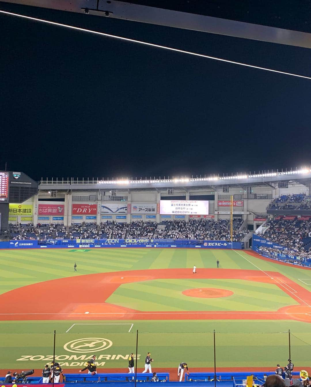 吉村優さんのインスタグラム写真 - (吉村優Instagram)「二夜連続🙋‍♀️⚾️✨ * ホークス大ファンのお友達に お部屋観戦誘ってもらい、、 二夜連続のZOZOマリンっ✨✨🤣 * マリーンズのユニフォーム頂いたので せっかくなので着てみました〜🙋‍♀️ でもお友達は、一向に着用せず🤣 終始ホークスのユニホームでしたっ笑笑 * マリーンズは２戦連続の完封勝利！！ 首位と６位の対戦で２連勝かぁ〜！！！ おめでとうございますっ✨ * ソフトバンクは、、 上林選手が打撲でまたまた心配ですね。。😢 そして首位陥落。。 早く万全のチーム状態になってほしいですね😢 * #野球観戦 #野球 #baseball #パリーグ #球場  #千葉ロッテマリーンズ #ソフトバンクホークス  #chibalottemarines #sbhawks #野球女子」4月18日 16時25分 - yuyoshimura87