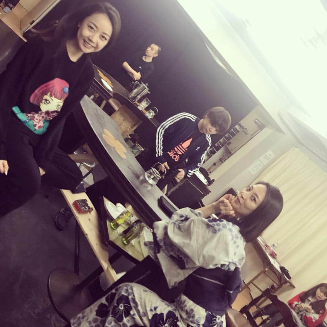 福田ゆみさんのインスタグラム写真 - (福田ゆみInstagram)「休憩中の一コマ。 立が美味しいコーヒーを入れてくれる。美味し。 稽古後のこの１杯も最高！ ファッホー✨  #余白を埋める  #東京マハロ #東京芸術劇場シアターイースト  #輝山立  #瑛蓮  #森一弥  #内谷正文  #泉知束  #福田ゆみ #矢島弘一」4月18日 16時19分 - yumifukuda0511