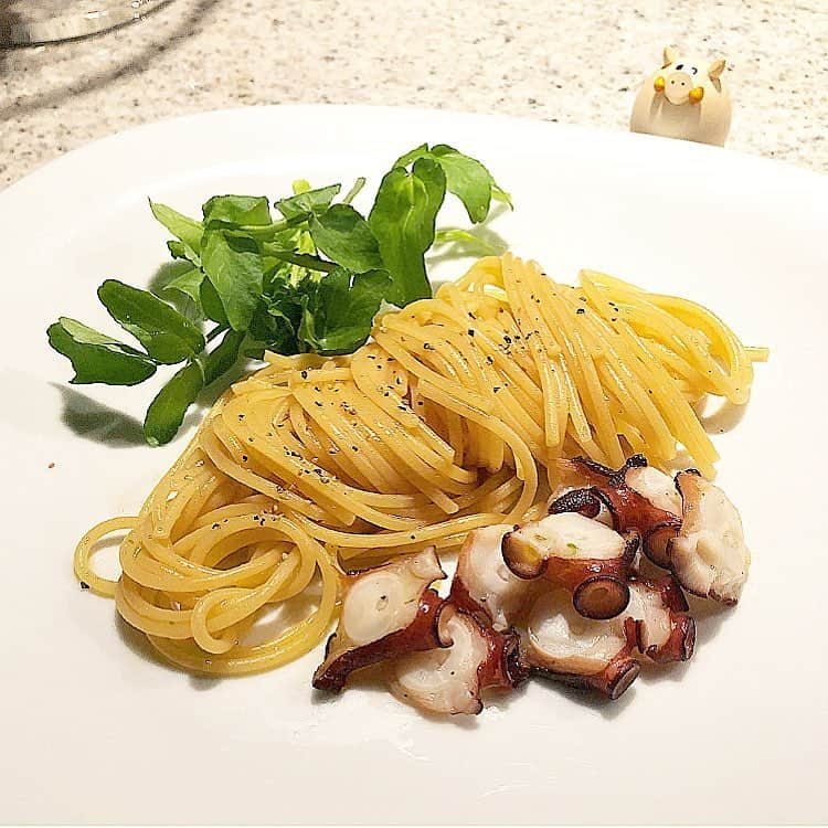 榊山敬代さんのインスタグラム写真 - (榊山敬代Instagram)「🐙🍝… ・ 立派なタコさまを🐙 沢山頂きました週末  最後はタコパスタを制作の巻。  お醤油でまろやかにと 和風ベースに仕上げて  パスタの麺はモチプリ タコはタコで集合させ 食べやすく盛り付ける  隠し味は #黒七味 にて ピリッとスパイシーに  #また食べたい 🐙""'" さて。  きょうは妹の誕生日プレゼントを。 探しに街に出てきたお姉さまです。  そして。ふと。街で。  新作へととりかかる前に。 違う新作が浮かんできて。  どうしようかなぁ…と。  アトリエに戻りましたら とりあえずイメージ画を メモメモしてみることに 📝 ・ ・ ・ ・ ・ 🌸" 作品展示情報… ・ 『第7回 郷さくら美術館 桜花賞展』 … 会場：郷さくら美術館 ・ 「郷さくら美術館　桜花賞」展は、「桜」を描いた現代日本画を多くの方々にご覧頂き、日本画の素晴らしさを再発見してもらうことを目的とした展覧会です。今回もこれからの活躍がますます期待される日本画家31名が、日本美術でおなじみの「桜」という大変難しいモチーフを相手に、それぞれの持ち昧を生かした個性的な素晴らしい桜の絵画に仕上げています。現代日本画家たちの個性を、豊かな桜花の美しさを、どうぞお楽しみください。  東京都目黒区上目黒1-7-13　 TEL：03-3496-1771  東急東横線、東京メトロ日比谷線 中目黒駅より徒歩５分 ◼︎詳しくはホームページをご覧ください … ・ ・  #🌸 #春 #spring  #夕食 #dinner #おうちごはん #food #イタリアン #パスタ  #🍝 #pasta #seafood #seafoodpasta #和風 #和風パスタ #頂き物 #たこ #🐙#蛸 #octopus #pepper #創作料理 #思いつき料理 #artist #cooking #日本画家 の #お料理こんなもん」4月18日 16時22分 - sakakiyamatakayo