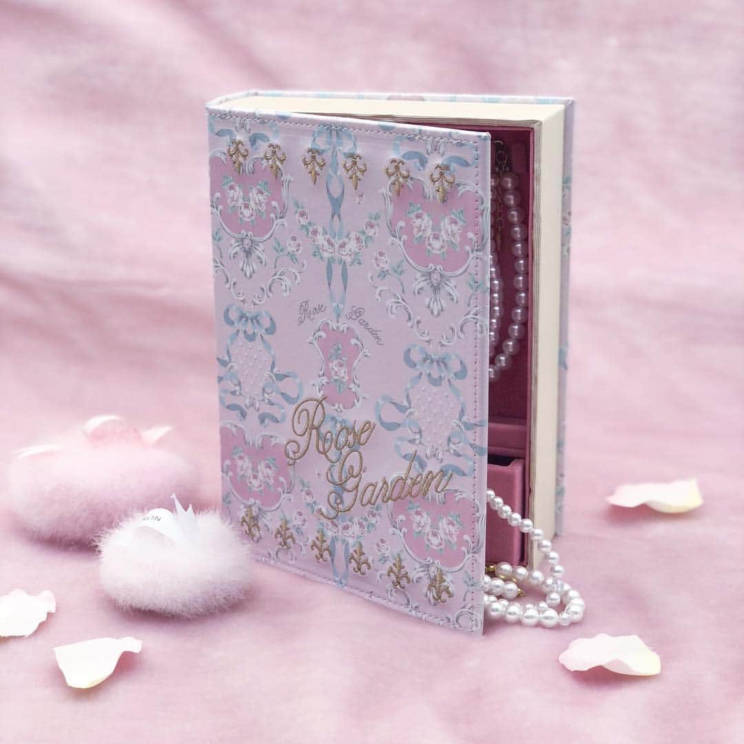 今井キラのインスタグラム：「こちらは「Rose Garden」Book type。 内側はモチーフの大きなアクセサリーも収まる様にデザイナーさんが試行錯誤してくださいました。 見た目だけではなく実用性にもこだわったジュエリーボックスです🌹 https://www.rakuten.co.jp/san--ay/」