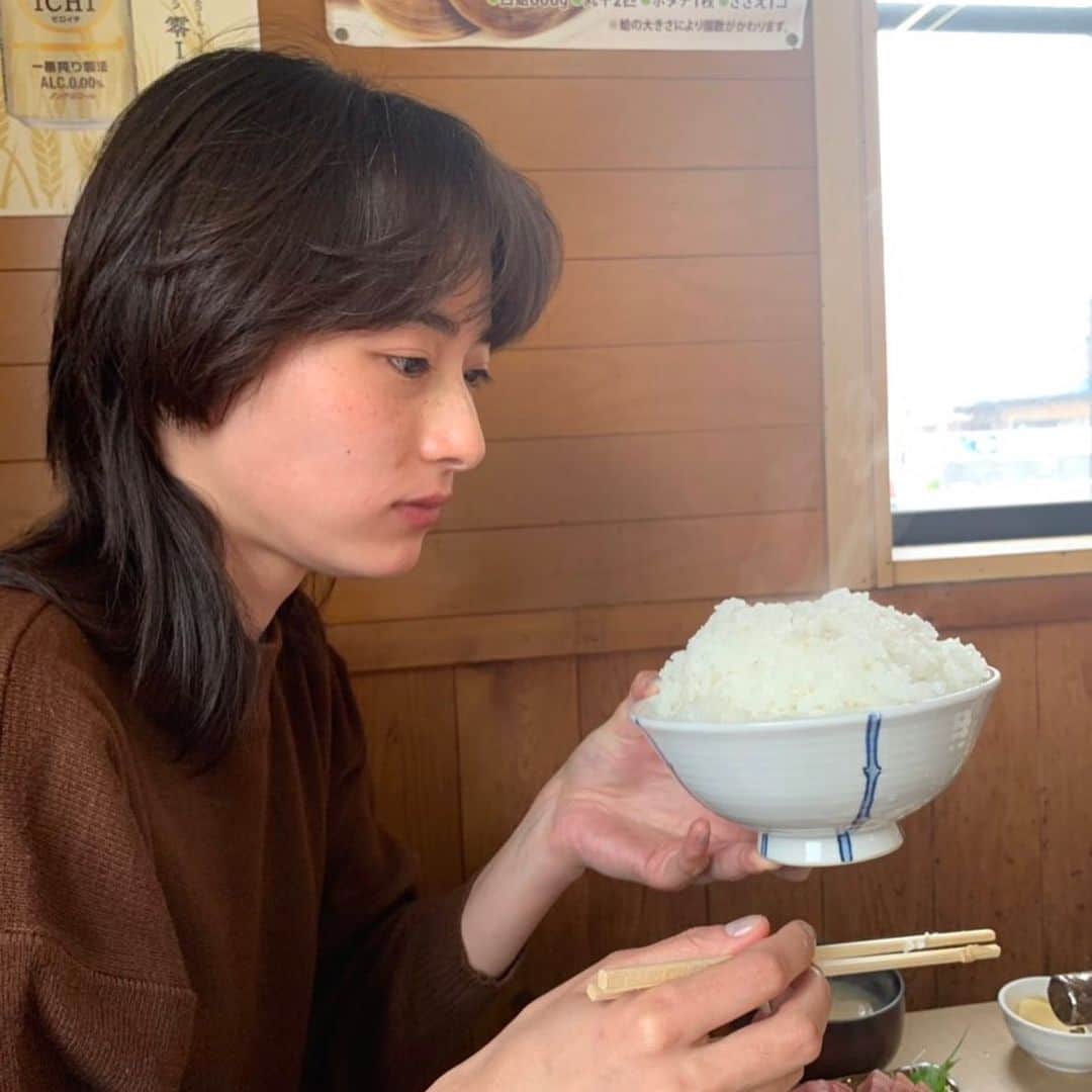 InRedさんのインスタグラム写真 - (InRedInstagram)「5月7日発売の6月号では楽ちんなサンダルを紹介しますー！ . 撮影の合間のモモカちゃんの素顔が可愛すぎたのでおすそ分け… . ①スタジオ内にあったミニギターを弾き鳴らすモモカ氏。しかも上手い！ . ②撮影後にみんなでご飯♡大盛ご飯を頼んだら漫画みたいな大盛ご飯がきた件。 . #inred #inredmagazine #inred撮影 #撮影 #サンダル #inred6月号 #見てね #leemomoka #愉快なメンバーでした #美女と大盛ご飯 #編集s鳥」4月18日 16時25分 - inrededitor