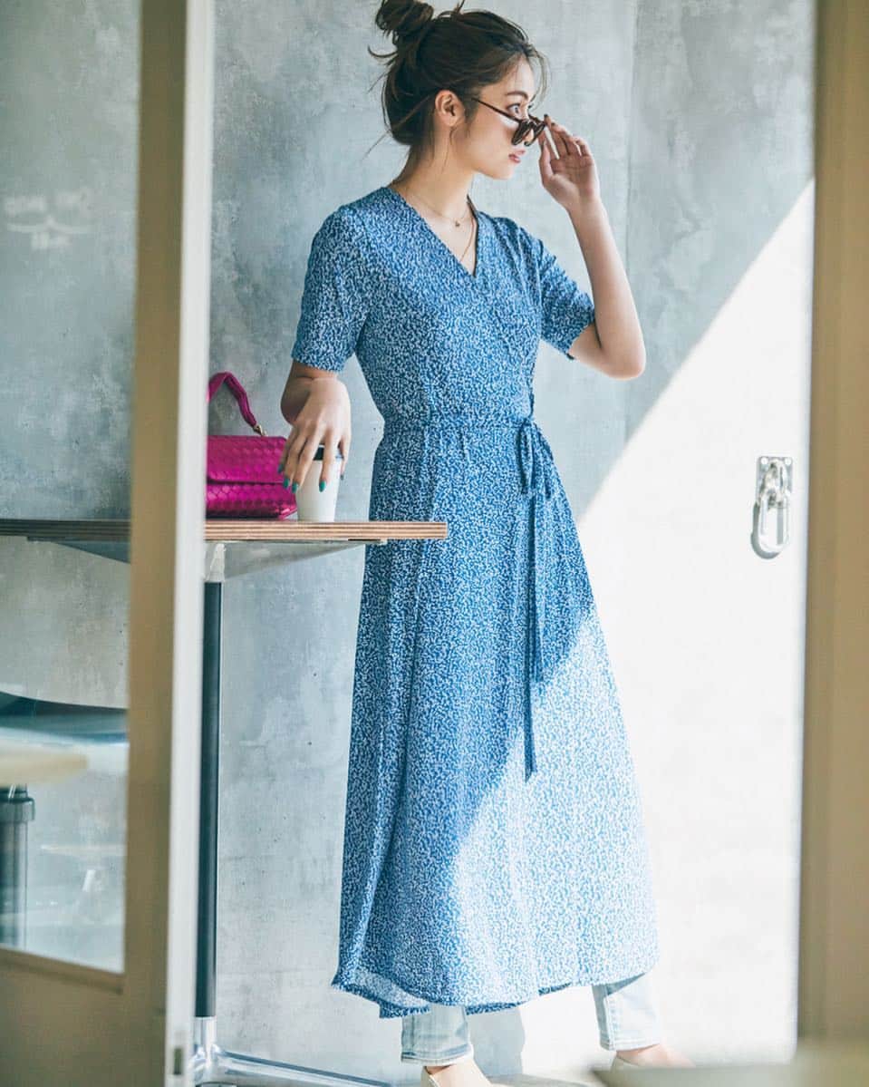 cancam_fashionのインスタグラム：「4月18日、今日の東京は晴れ時々曇り。最高気温22度、最低気温10度の予報です（気象庁調べ）。 日中22度まで気温が上がる今日のコーデは、小花柄のロング丈ワンピースで春らしい着こなしに♡ おしゃれっぽさも防寒も叶うパンツレイヤードで、目新しいシルエットをアピールしましょ。 ・ model @kaede__happiness__official 商品の詳細はプロフィールのURLからcheck✔️ . #cancam #cancamfashion #楓 #egirls #今日のコーデ  #デニム #ロングワンピース #ootd #ootdfashion」