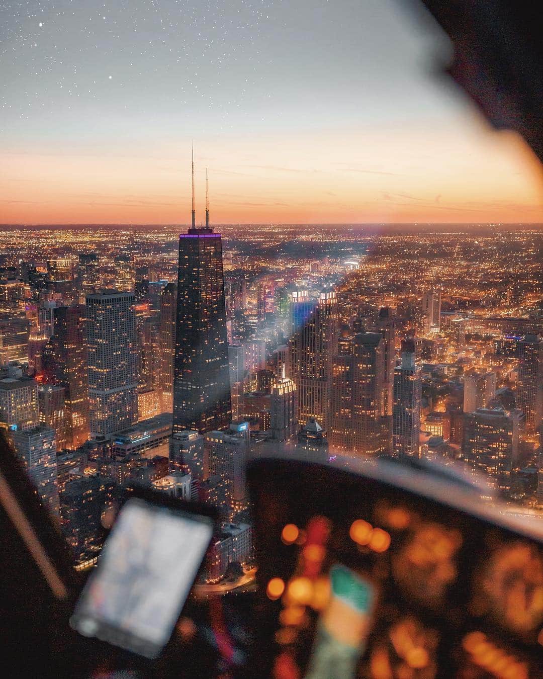 Canon Photographyさんのインスタグラム写真 - (Canon PhotographyInstagram)「Flying over Chicago as sunset turns to night ✨ Photos | @ianharper with Canon 5D M3 & 16-35mm #canon_photos」4月18日 16時42分 - cpcollectives