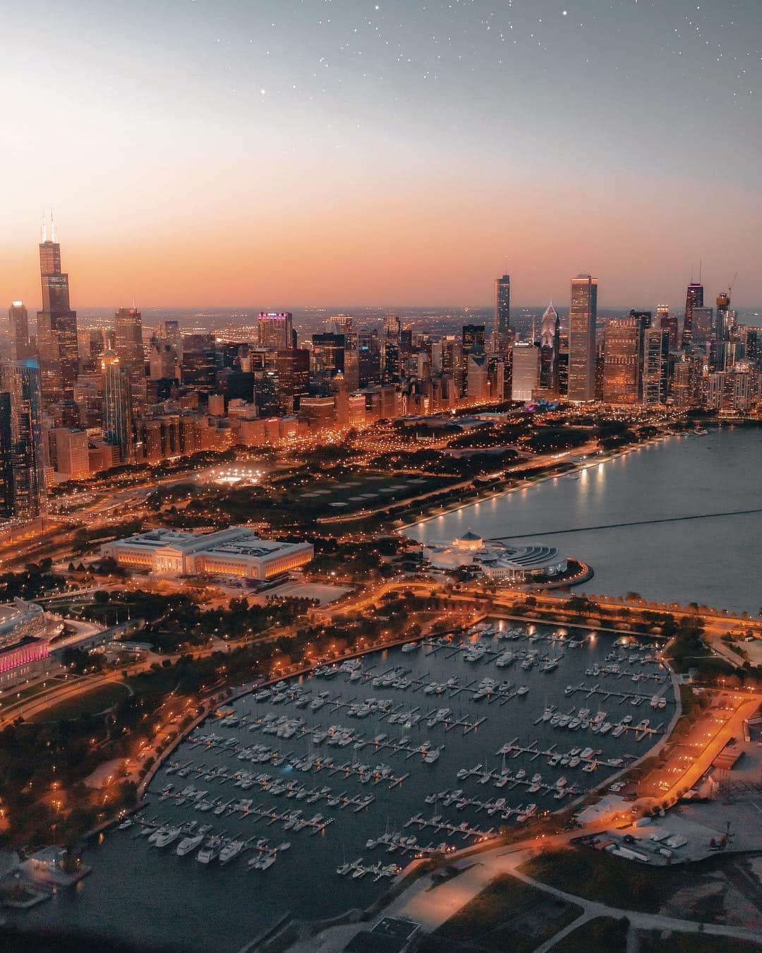 Canon Photographyさんのインスタグラム写真 - (Canon PhotographyInstagram)「Flying over Chicago as sunset turns to night ✨ Photos | @ianharper with Canon 5D M3 & 16-35mm #canon_photos」4月18日 16時42分 - cpcollectives