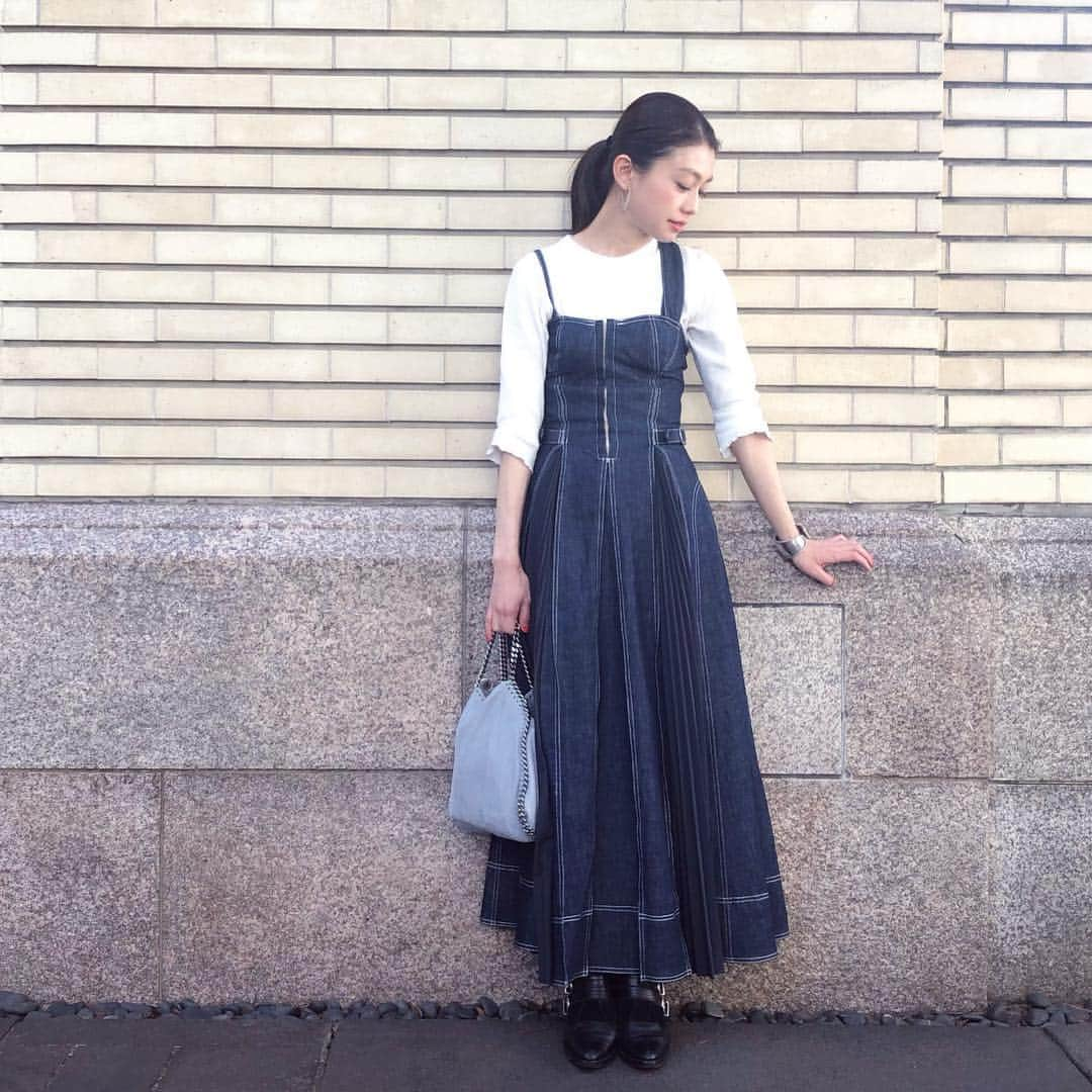 木野園子さんのインスタグラム写真 - (木野園子Instagram)「暖かくなってきて春夏のお洋服が着れるのが嬉しい今日この頃✨オールインワンで大人っぽい着れるアイテムが欲しいなーと思っていてCASA FLINE @casa_flineのフロントホックデニムロングワンピースを💠 CASA FLINEは地球に優しいものづくりというコンセプトで生産背景や哲学にこだわっているセレクトショップ。 このワンピースのデニムは岡山のデニム。私もそれぞれのものごとにストーリーがあるものが好きだな。  #casafline #カーサフライン #フロントホックデニムロングワンピース #fashion #code #coordinate #ootd #todaysoutfit #ファッション #コーデ #コーディネート」4月18日 16時38分 - kinosonoko