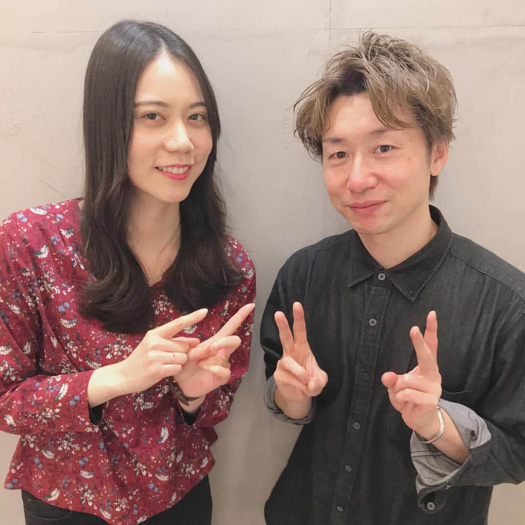 松山愛里のインスタグラム：「. この間Spicaでカットとオペトリを💇‍♀️ ここ数年はカラーしていないので、地毛です！ 髪の毛が細くて絡まりやすいのですが、スペシャルトリートメントでつるつるさらさらにいつも仕上げてくれます♩ 10年以上お世話になっている代表の中田さん😊🙌 #Spica#明治神宮前#原宿#hairsalon」