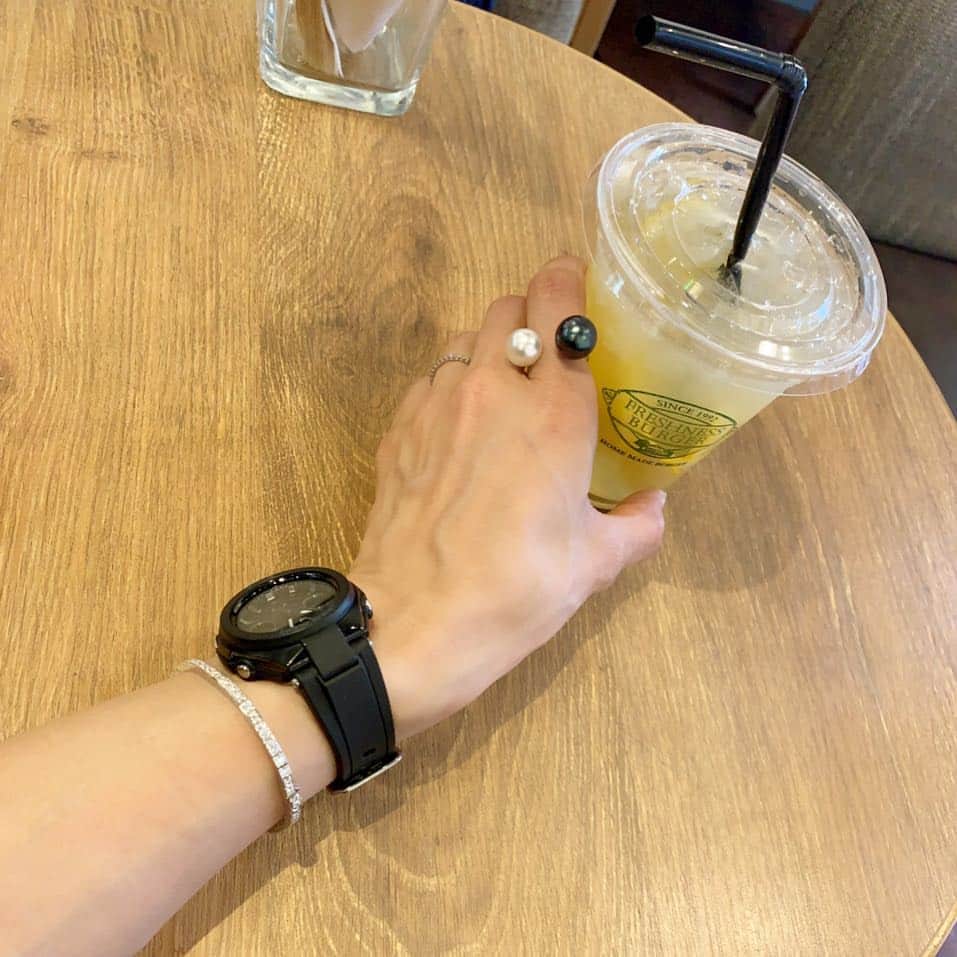 亀恭子のインスタグラム：「今週一週間は色々と濃厚で… は、早いです。 。 . . 早いのだけど、 長い気もします。 . . . 今日の手元は @gshock_jp の周りに パールとダイヤを散りばめて。 . . パールもダイヤモンドも。 若かりし頃は〝背伸びしたい日〟におめかしして付けていたけれど、 . 今は気負わずに、 ルールを作らずに身に纏うようになった感じがします。 . . . さてさて、 次の場所へ。 . . today's… #fashion #ootd #kkstyle #tokyo #kamescloset #watch #gshock #ring pearl #maaya #ring diamond #bracelet #cartier #spring」
