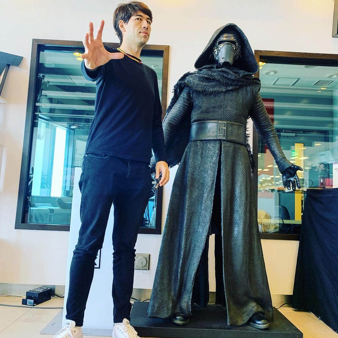 Saschaさんのインスタグラム写真 - (SaschaInstagram)「#カイロレン が #jwave に現れた！！ #Starwars #TheRiseOfSkywalker 公開に向け気分とフォースが上がってきました！ #2枚目はC3POの真似ではありません #スターウォーズ #エピソード9 #episode9」4月18日 16時48分 - sascha348