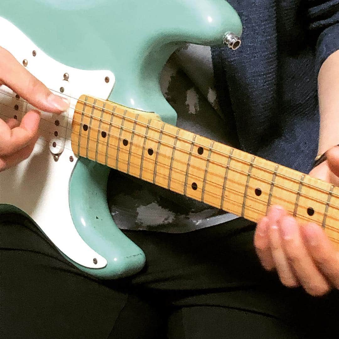 人時のインスタグラム：「本日はギタリストのゆうとくんがおウチに来ました。軽くライブの打ち合わせを音で確認してとっとと帰っていただきました（笑）しかし、来ると必ず私のSGクラフトのストラトを弾きたがる♫ かなりの絶品ギターですからねー。佐久間さんが作ってくれたギター。たからものです。」