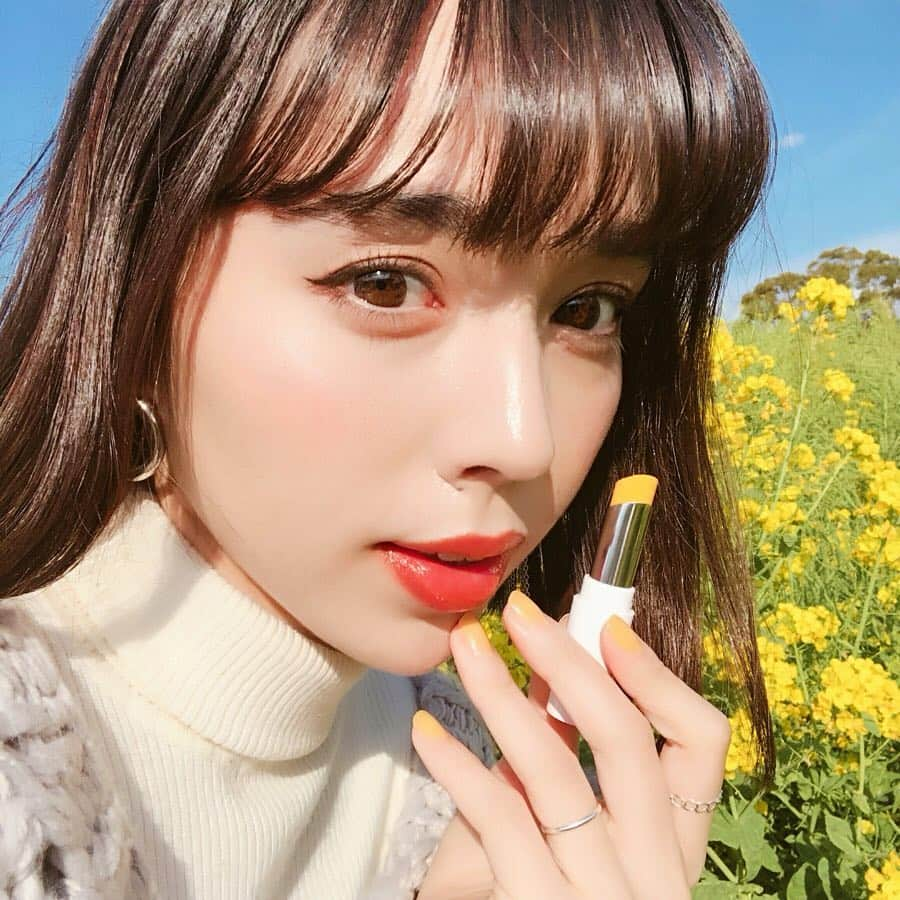 クレイトン愛さんのインスタグラム写真 - (クレイトン愛Instagram)「yellow makeup🌼💛 ・ 春夏トレンドのイエローを使ったメイクにしてみたよ〜😌💋 今回は口元にポイントで入れてみたけど、どうかな？🤔♡ ・ 使ったアイテムは、リンメルから4月に新しくでる"ラスティングフィニッシュ ティントリップ 009　レモンイエロー"🍋 ・ 〜ここからは、わたしの使ってみた感想です✍️💕〜 ・ ✔︎直塗りでも、持ってるリップの上から重ねてあげても綺麗な仕上がりになったよ😌👌(写真は直塗り😋)イエローは日本人の肌によく馴染むから、自然な仕上がりになるのもおすすめpoint♡ ✔︎唇の体温で溶け込むような、柔らかいテクスチャーで塗り心地が良かった☝️💓美容液成分も入ってるから、ぷるんってしたツヤのある唇になったよ😘 ☞春夏は唇にジューシーさがあるとすごく可愛いから、これからの季節におすすめしたいな〜💕 ✔︎ティントならではの色持ちもポイント。色味だけじゃなくて、ツヤ感もしっかり長持ちしてくれたのが嬉しかった😊💛 ✔︎個人的に、フタに鏡がついてるのがありがたい🙏（笑）リップ1本で簡単にお直しできちゃうしね😙🌠 ・ 季節感を出したり、トレンドカラーをいつものメイクに取り入れると、ぐっとオシャレ度もアップして雰囲気が変わるから、みんなもチャレンジしてみてね〜！😻 ・ ・ p.s 3月25日～4月30日まで、トレンドカラーYELLOWフォトを投稿すると、RIMMELの春色コスメアイテムが抽選で当たるInstagram投稿キャンペーンをやってるみたいです😌🌸 ・ すこし長文になっちゃったけど、最後まで読んでくれてありがとう😊💕 参考になれば嬉しいな(*^o^*) ・ ・ #あいメイク #メイク #コスメ #ビューティー #makeup #cosmetics #beauty  #リンメル #ティントリップ #レモンイエロー #トレンドメイク #トレンドカラー #PR #HELLOYELLOW」4月18日 16時57分 - clayton_ai