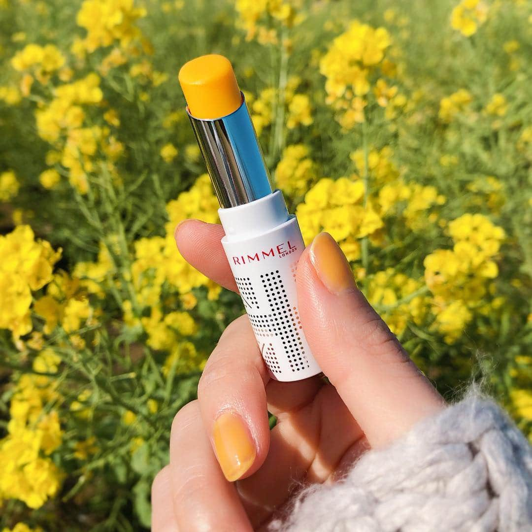 クレイトン愛さんのインスタグラム写真 - (クレイトン愛Instagram)「yellow makeup🌼💛 ・ 春夏トレンドのイエローを使ったメイクにしてみたよ〜😌💋 今回は口元にポイントで入れてみたけど、どうかな？🤔♡ ・ 使ったアイテムは、リンメルから4月に新しくでる"ラスティングフィニッシュ ティントリップ 009　レモンイエロー"🍋 ・ 〜ここからは、わたしの使ってみた感想です✍️💕〜 ・ ✔︎直塗りでも、持ってるリップの上から重ねてあげても綺麗な仕上がりになったよ😌👌(写真は直塗り😋)イエローは日本人の肌によく馴染むから、自然な仕上がりになるのもおすすめpoint♡ ✔︎唇の体温で溶け込むような、柔らかいテクスチャーで塗り心地が良かった☝️💓美容液成分も入ってるから、ぷるんってしたツヤのある唇になったよ😘 ☞春夏は唇にジューシーさがあるとすごく可愛いから、これからの季節におすすめしたいな〜💕 ✔︎ティントならではの色持ちもポイント。色味だけじゃなくて、ツヤ感もしっかり長持ちしてくれたのが嬉しかった😊💛 ✔︎個人的に、フタに鏡がついてるのがありがたい🙏（笑）リップ1本で簡単にお直しできちゃうしね😙🌠 ・ 季節感を出したり、トレンドカラーをいつものメイクに取り入れると、ぐっとオシャレ度もアップして雰囲気が変わるから、みんなもチャレンジしてみてね〜！😻 ・ ・ p.s 3月25日～4月30日まで、トレンドカラーYELLOWフォトを投稿すると、RIMMELの春色コスメアイテムが抽選で当たるInstagram投稿キャンペーンをやってるみたいです😌🌸 ・ すこし長文になっちゃったけど、最後まで読んでくれてありがとう😊💕 参考になれば嬉しいな(*^o^*) ・ ・ #あいメイク #メイク #コスメ #ビューティー #makeup #cosmetics #beauty  #リンメル #ティントリップ #レモンイエロー #トレンドメイク #トレンドカラー #PR #HELLOYELLOW」4月18日 16時57分 - clayton_ai