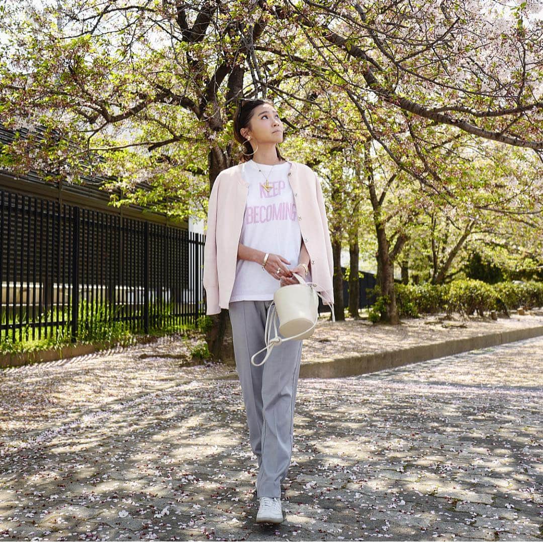 田中彩子さんのインスタグラム写真 - (田中彩子Instagram)「. 散りかけの桜も綺麗だけど、 春になると虫さん達が活発に🐝 上から"ブ➰ン×10"くらい聞こえるからちょっと怯え気味。笑 顔もこわばりすぎ。笑 その姿を撮ってた妹に 「虫よりもあんたの方が怖いから、怖がらんといて。」 って一喝された😂 . Tee... @gypsohila.jpn  pants...#gypsohila shoes...#adidasoriginals  bag...#AYAKO 🖕明日22:00〜販売致します✨ 詳しくはweb storeのblogをご覧くださいませ🥰 . そしてそして！ 心の底から欲しかった、ほどよく緩いけど太く見えないストレートパンツ‼︎✨ 丈感もこだわりポイント✨ スニーカーに被してギリの丈感で足長効果🦶 . 4/22(mon)22:00〜販売開始です⏰ grey,beige,black,white の4色展開です😊 同時にオーバーシャツブラウスも販売致します❤️✨ . . #姉妹喧嘩は激しかったよね #姉が強い .」4月18日 17時07分 - ayako_tanaka_