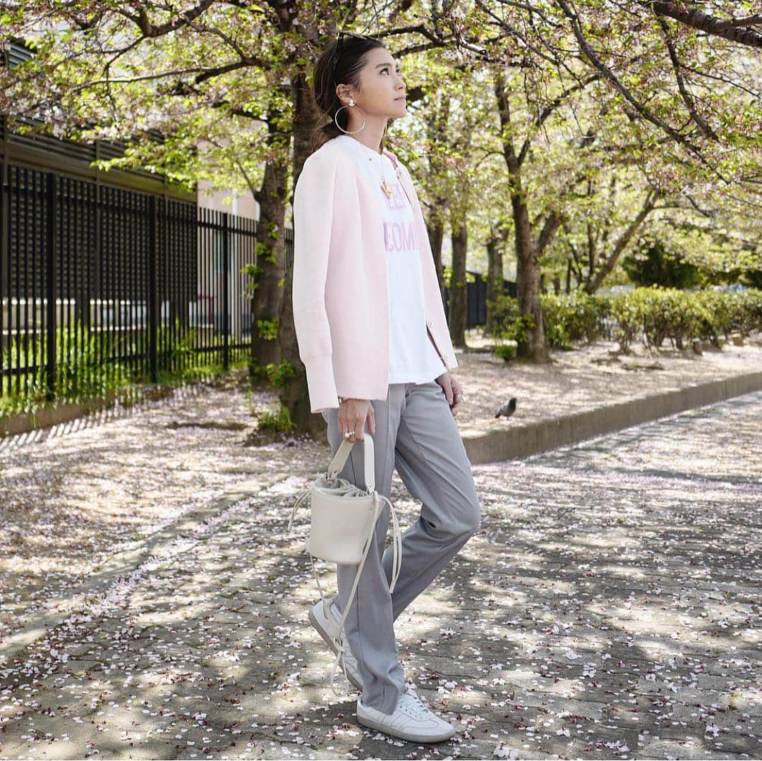 田中彩子さんのインスタグラム写真 - (田中彩子Instagram)「. 散りかけの桜も綺麗だけど、 春になると虫さん達が活発に🐝 上から"ブ➰ン×10"くらい聞こえるからちょっと怯え気味。笑 顔もこわばりすぎ。笑 その姿を撮ってた妹に 「虫よりもあんたの方が怖いから、怖がらんといて。」 って一喝された😂 . Tee... @gypsohila.jpn  pants...#gypsohila shoes...#adidasoriginals  bag...#AYAKO 🖕明日22:00〜販売致します✨ 詳しくはweb storeのblogをご覧くださいませ🥰 . そしてそして！ 心の底から欲しかった、ほどよく緩いけど太く見えないストレートパンツ‼︎✨ 丈感もこだわりポイント✨ スニーカーに被してギリの丈感で足長効果🦶 . 4/22(mon)22:00〜販売開始です⏰ grey,beige,black,white の4色展開です😊 同時にオーバーシャツブラウスも販売致します❤️✨ . . #姉妹喧嘩は激しかったよね #姉が強い .」4月18日 17時07分 - ayako_tanaka_