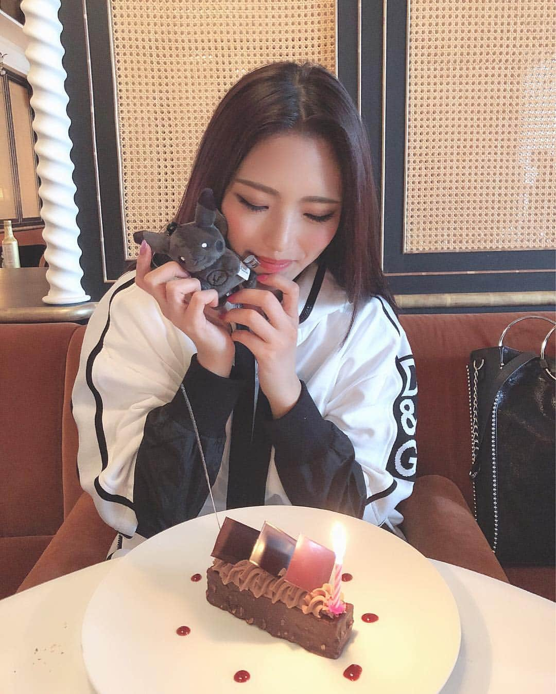 MIKAさんのインスタグラム写真 - (MIKAInstagram)「kodona🎒👧🏻⚡️ . . . #bonjour #paris #lunch #loulou #pikachu #dolcegabbana #chocolatecake #birthdaygirl #こどもおとな」4月18日 17時04分 - cjd_mika