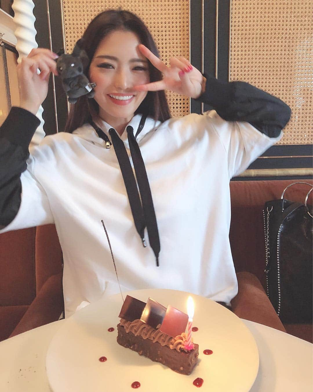 MIKAさんのインスタグラム写真 - (MIKAInstagram)「kodona🎒👧🏻⚡️ . . . #bonjour #paris #lunch #loulou #pikachu #dolcegabbana #chocolatecake #birthdaygirl #こどもおとな」4月18日 17時04分 - cjd_mika