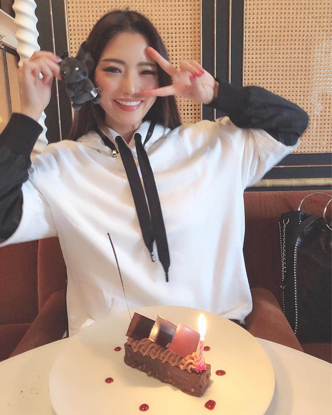 のインスタグラム：「kodona🎒👧🏻⚡️ . . . #bonjour #paris #lunch #loulou #pikachu #dolcegabbana #chocolatecake #birthdaygirl #こどもおとな」