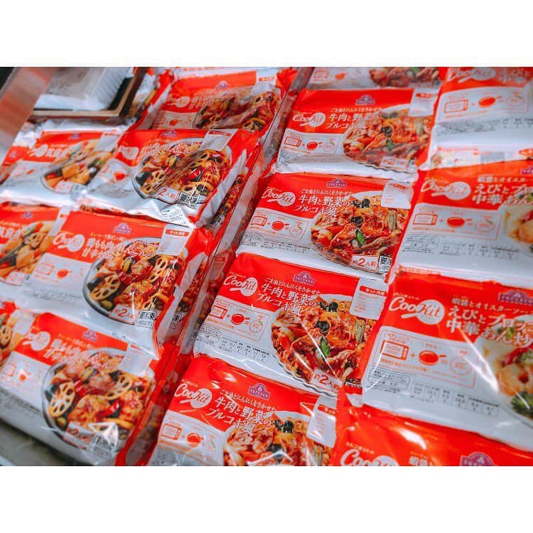 大谷朋子さんのインスタグラム写真 - (大谷朋子Instagram)「♡ * イオンスタイル碑文谷店でお買い物中、 今日は簡単にご飯を済ませたいな〜と思っていたときに見つけたもの♡ * 最短10分で料理が完成する 「トップバリュ CooKit 」🍳 * カット済みの野菜や肉、魚、調味料が入っている商品！ 10分〜15分程度炒めたり煮たりするだけで、美味しい料理が完成するんです♪ * 少しだけ手を加えることで「手作り感」を感じながら、短時間で失敗することなく調理できる！ * チルドのタイプとフローズンのタイプがあるので、 使い分けができるし、種類も豊富なのでいろんなメニューが楽しめる◡̈♡ * 簡単・時短で、手作り感があるのは、 忙しい主婦やママの味方です！ * 子供が食べられるメニューもたくさんあるので、今度料理してみよう🍳 * * @topvaluofficial  #トップバリュ #topvalu #イオン #クッキット #CooKit #PR」4月18日 17時04分 - tomoko_ohtani