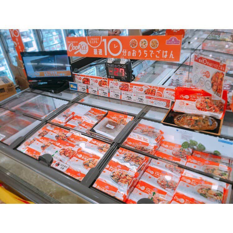 大谷朋子さんのインスタグラム写真 - (大谷朋子Instagram)「♡ * イオンスタイル碑文谷店でお買い物中、 今日は簡単にご飯を済ませたいな〜と思っていたときに見つけたもの♡ * 最短10分で料理が完成する 「トップバリュ CooKit 」🍳 * カット済みの野菜や肉、魚、調味料が入っている商品！ 10分〜15分程度炒めたり煮たりするだけで、美味しい料理が完成するんです♪ * 少しだけ手を加えることで「手作り感」を感じながら、短時間で失敗することなく調理できる！ * チルドのタイプとフローズンのタイプがあるので、 使い分けができるし、種類も豊富なのでいろんなメニューが楽しめる◡̈♡ * 簡単・時短で、手作り感があるのは、 忙しい主婦やママの味方です！ * 子供が食べられるメニューもたくさんあるので、今度料理してみよう🍳 * * @topvaluofficial  #トップバリュ #topvalu #イオン #クッキット #CooKit #PR」4月18日 17時04分 - tomoko_ohtani