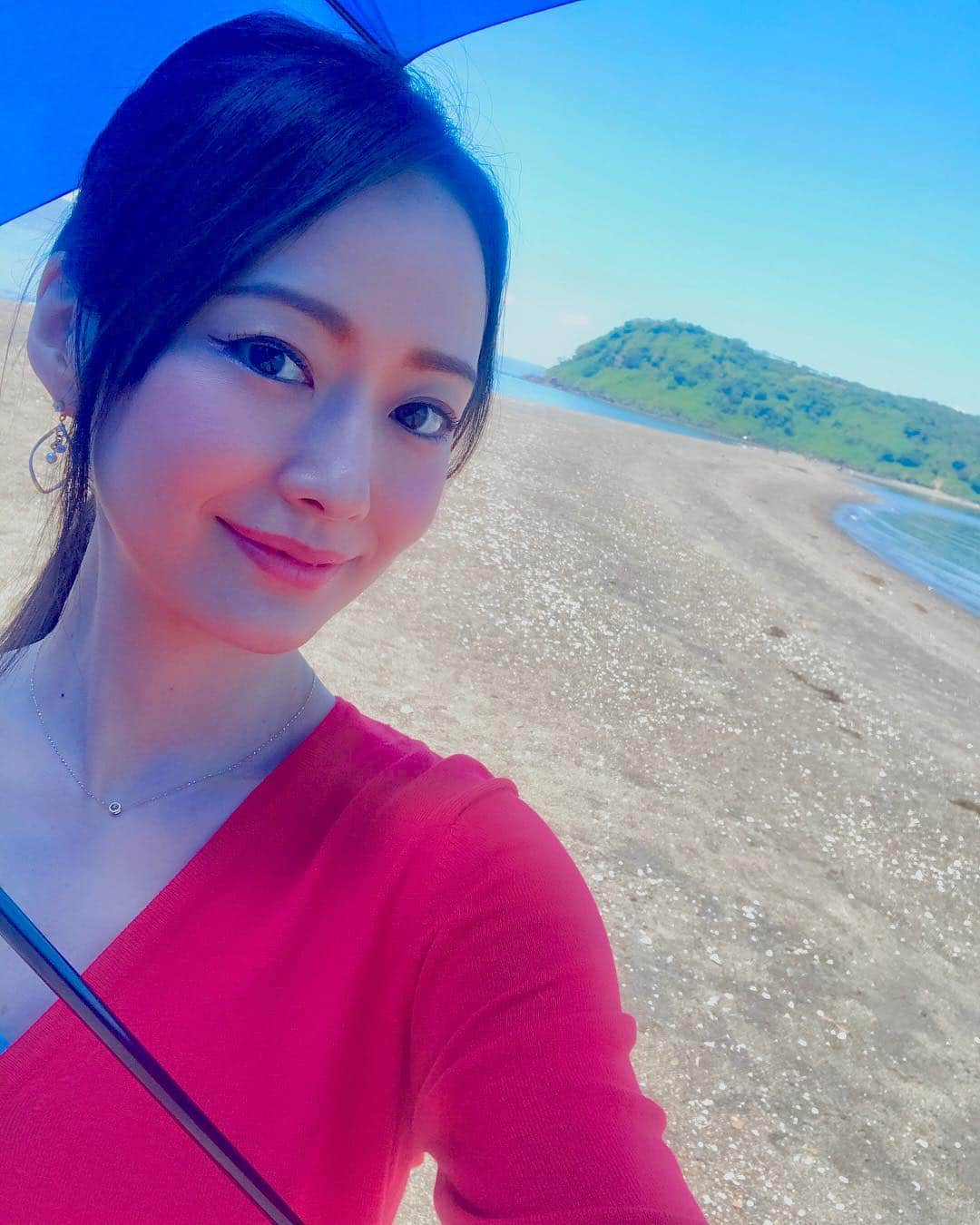 吉山りささんのインスタグラム写真 - (吉山りさInstagram)「1日に数時間だけ繋がるちりりんロード💕🏖 知林ヶ島で撮影中〜🎬📽📸 #鹿児島 #休暇村指宿 #指宿 #知林ヶ島 #ちりりんロード #島 #離島 #モデル #撮影 #吉山りさ #夏日 #日焼け止め 何度も塗り直すの巻 #日傘 じゃなくても傘が嬉しい #☀️ #晴れ #ピーカン #instagood #island #instamodel #instalike #red #sun #natural #海 #砂浜 #beach #feel」4月18日 17時05分 - oreorerisa