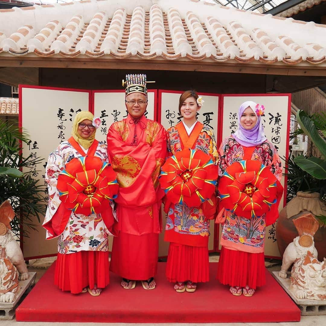 Be.okinawaさんのインスタグラム写真 - (Be.okinawaInstagram)「Strike a pose in traditional Okinawan outfits and add it to your list of unforgettable Okinawa memories. 📷:@nazayazulaikha #ryusou #tradition #okinawantradition #beokinawa #visitokinawa」4月18日 17時09分 - visitokinawajapan