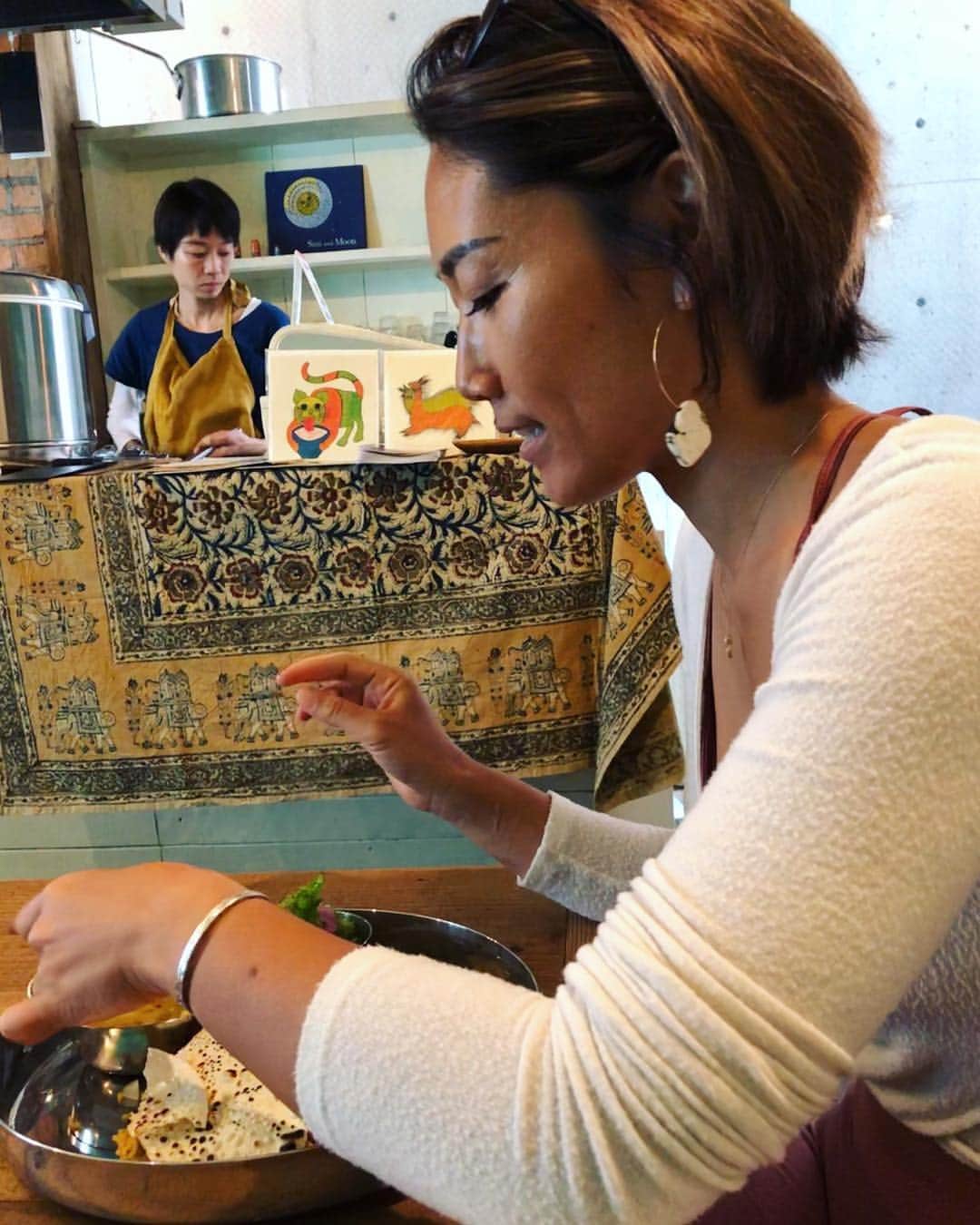 大下瞳美さんのインスタグラム写真 - (大下瞳美Instagram)「@suryogahiroshima から見える本場南インドカレーのお店がスアヨガの真向かいのビルにできたよ。  南インドで食べたそのまんまのカレーは全く癖がなくちょーおいしい。  お腹にももちろんもたれないよ。 これが本当の南インド🇮🇳のカレー！！ 思わずインドを🇮🇳思い出して素手で食べたよ笑  ヨガと南インドカレー最高じゃん！  #vegetarian#南インド#🇮🇳#インド#カレー#インド米#hiroshima#yoga#yogaashram #ヨガスタジオ#本場#southIndia#広島#中町#食レポ#広島グルメ」4月18日 17時16分 - hitomiooshita