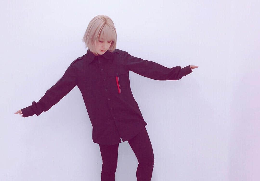 吉田有里のインスタグラム：「いつぞやの衣装▽▲ 胸ポケのラインがかわいい。 (撮影:西さん😌🧡) #ootd #fashion #よしだふく #dsquared2」