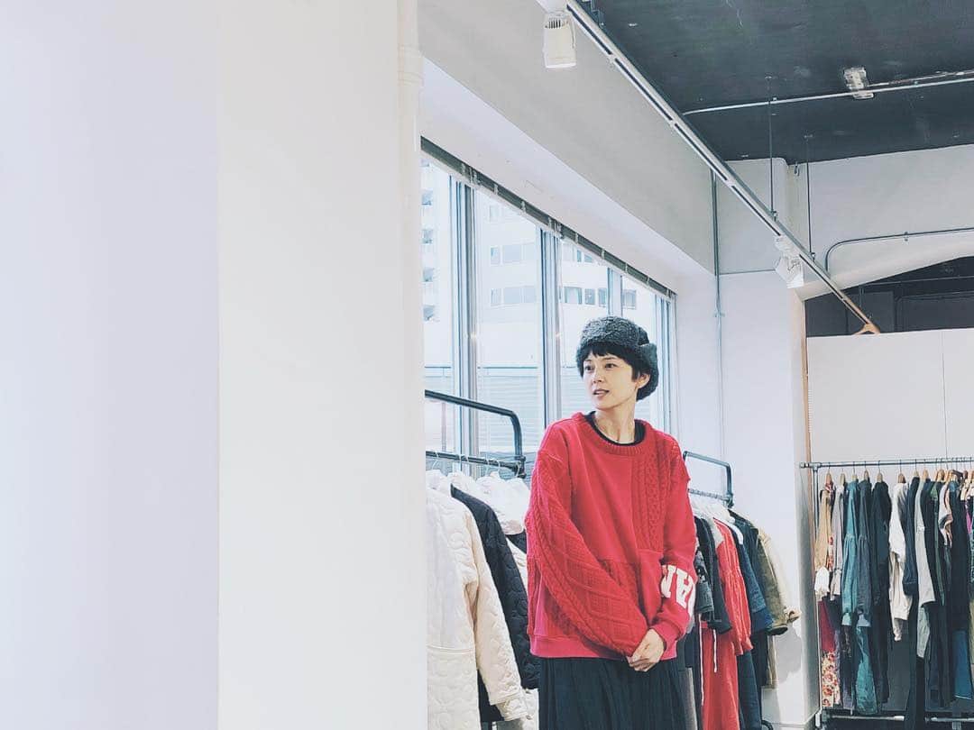 菊池亜希子さんのインスタグラム写真 - (菊池亜希子Instagram)「moiとinkの合同展へ。おふとんみたいなサロペットを予約しました😪 最近お気に入りのinkのセーター。セーター？トレーナー？セーターとトレーナーはんぶんはんぶんな感じ🌗同じ色のパーチワーク大好きだー。」4月18日 17時18分 - kikuchiakiko_official