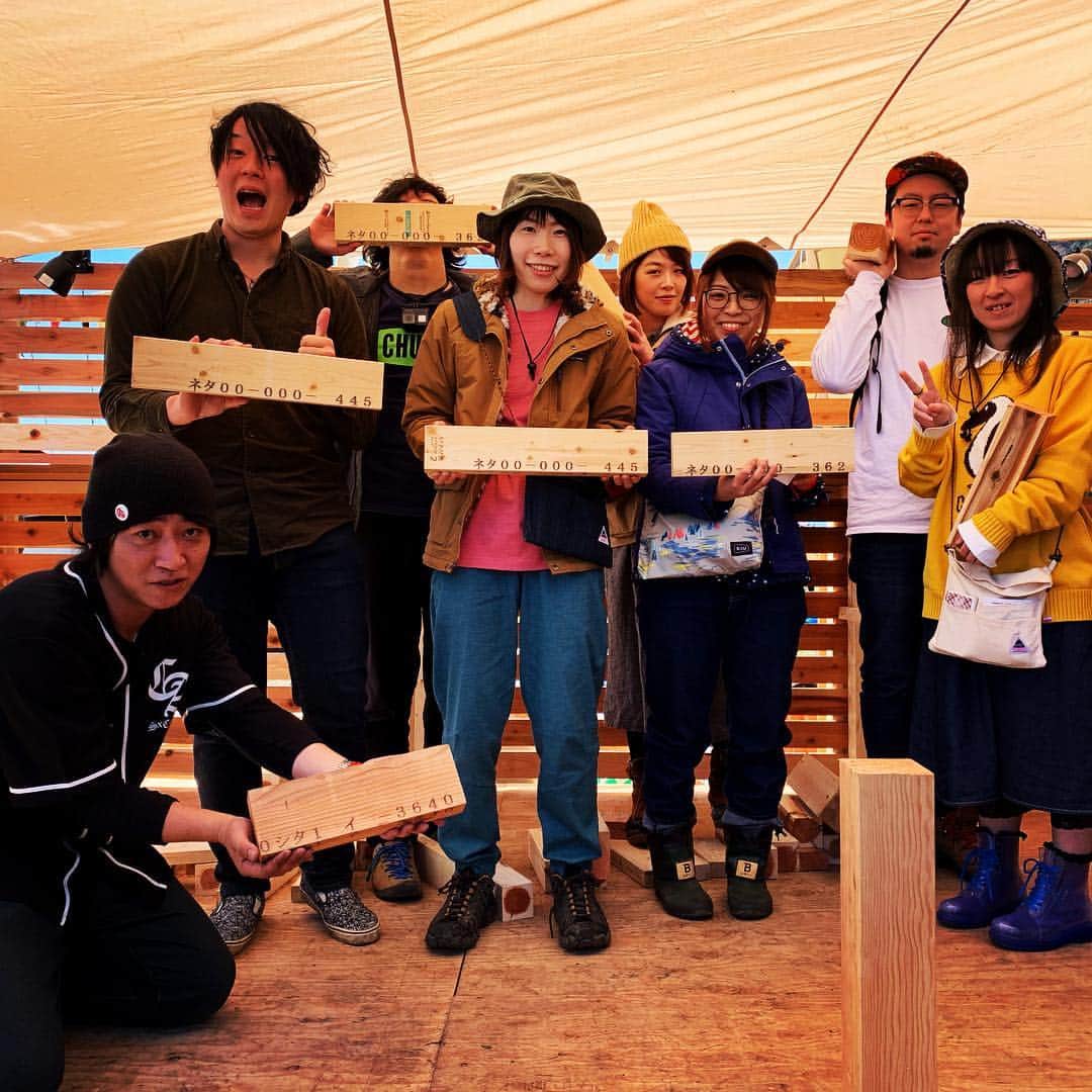 suzukuri さんのインスタグラム写真 - (suzukuri Instagram)「【御礼：GO OUT JOMBOREE 2019】⁣ 4月12日～14日にふもとっぱらで開催された「GO OUT JOMBOREE 2019」。⁣3日間で延べ18,320人の方が参加されました。 ･⁣ ⁣13日にsuzukuriブースにて「木材積み上げゲーム」と「ステンシル表札作り」をさせていただきました。 ･⁣ OPENと同時にたくさんのお客様にお越しいただき、ご家族・友人と楽しんでいただけたと思います。ありがとうございました。 ･⁣ また、参加者の方にプレゼントさせていただいた「Lucky Chance Card＝抽選券」の応募期限は、5月10日までです。まだ応募されてない方は、ぜひこの機会をお見逃しなく。⁣ ･⁣ ･⁣ ▶アウトドアファッション誌「GO OUT」と考えた家、「Livin' BASE」が完成！詳細はプロフィールリンクから@suzukuri.official⁣ ･⁣ ･⁣ #goout ⁣#livinbase ⁣#リヴィンベース ⁣#基地 ⁣#base ⁣#秘密基地⁣ #小屋 #gooutjamboree #cabin #gooutjomboree #インダストリアルテイスト⁣#ヴィンテージテイスト⁣#男前インテリア⁣#暮らしのアイデア⁣#暮らしを楽しむ⁣ #新モデル #企画住宅 #規格住宅 #家づくり #マイホーム #マイホーム計画中 #新築 #一戸建て #住宅 #住まい #暮らし #ライフスタイル #間取り #suzukuri⁣」4月18日 17時21分 - suzukuri.official