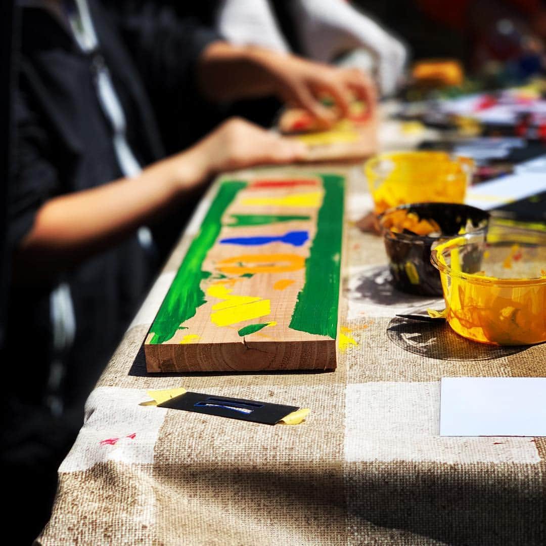 suzukuri さんのインスタグラム写真 - (suzukuri Instagram)「【御礼：GO OUT JOMBOREE 2019】⁣ 4月12日～14日にふもとっぱらで開催された「GO OUT JOMBOREE 2019」。⁣3日間で延べ18,320人の方が参加されました。 ･⁣ ⁣13日にsuzukuriブースにて「木材積み上げゲーム」と「ステンシル表札作り」をさせていただきました。 ･⁣ OPENと同時にたくさんのお客様にお越しいただき、ご家族・友人と楽しんでいただけたと思います。ありがとうございました。 ･⁣ また、参加者の方にプレゼントさせていただいた「Lucky Chance Card＝抽選券」の応募期限は、5月10日までです。まだ応募されてない方は、ぜひこの機会をお見逃しなく。⁣ ･⁣ ･⁣ ▶アウトドアファッション誌「GO OUT」と考えた家、「Livin' BASE」が完成！詳細はプロフィールリンクから@suzukuri.official⁣ ･⁣ ･⁣ #goout ⁣#livinbase ⁣#リヴィンベース ⁣#基地 ⁣#base ⁣#秘密基地⁣ #小屋 #gooutjamboree #cabin #gooutjomboree #インダストリアルテイスト⁣#ヴィンテージテイスト⁣#男前インテリア⁣#暮らしのアイデア⁣#暮らしを楽しむ⁣ #新モデル #企画住宅 #規格住宅 #家づくり #マイホーム #マイホーム計画中 #新築 #一戸建て #住宅 #住まい #暮らし #ライフスタイル #間取り #suzukuri⁣」4月18日 17時21分 - suzukuri.official
