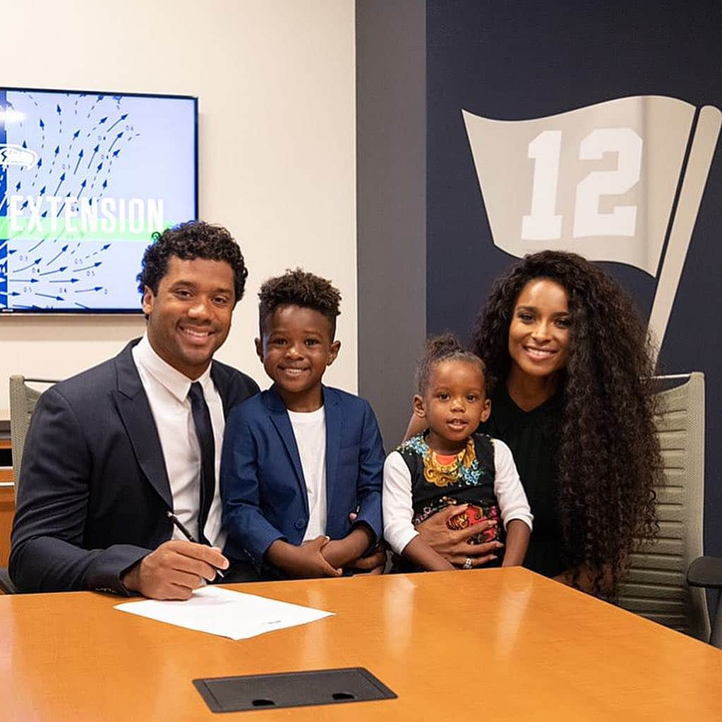 シアラさんのインスタグラム写真 - (シアラInstagram)「Family. #SigningDay. One of the many sweet and proud moments we’ll cherish forever! #GoHawks💚💙」4月18日 8時26分 - ciara