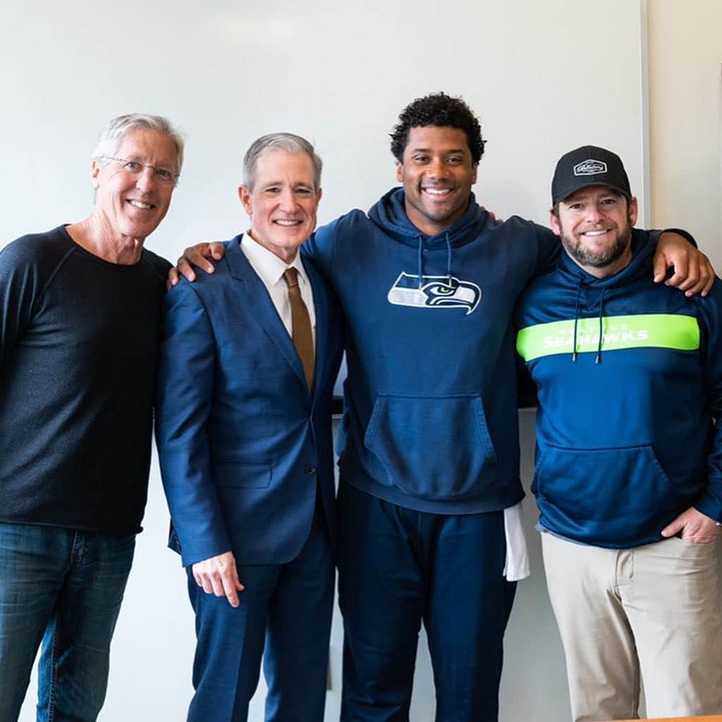 シアラさんのインスタグラム写真 - (シアラInstagram)「Family. #SigningDay. One of the many sweet and proud moments we’ll cherish forever! #GoHawks💚💙」4月18日 8時26分 - ciara