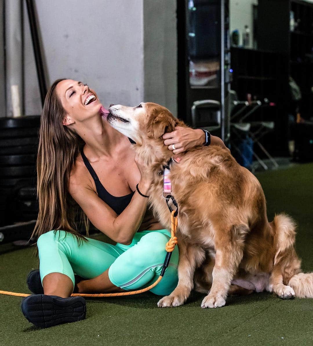 Janna Breslinさんのインスタグラム写真 - (Janna BreslinInstagram)「When you see a dog at the gym 🐶😍 Have you ever see a more genuine smile? Hahah. I wish I could bring Mayday but he’s an uptight little jerk with a big personality and a very small circle and 🥕 so he doesn’t make friends easily... Chihuahuas 🙄😂 Do you have any pets? 🤗 Tell me alllll about them!! What is their breed and name?! 📷 @ltevebaugh」4月18日 8時31分 - jannabreslin
