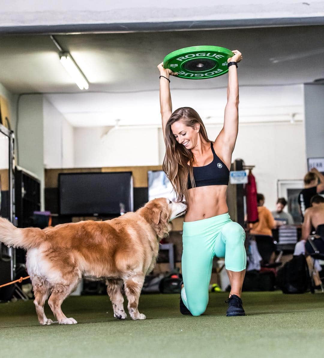 Janna Breslinさんのインスタグラム写真 - (Janna BreslinInstagram)「When you see a dog at the gym 🐶😍 Have you ever see a more genuine smile? Hahah. I wish I could bring Mayday but he’s an uptight little jerk with a big personality and a very small circle and 🥕 so he doesn’t make friends easily... Chihuahuas 🙄😂 Do you have any pets? 🤗 Tell me alllll about them!! What is their breed and name?! 📷 @ltevebaugh」4月18日 8時31分 - jannabreslin