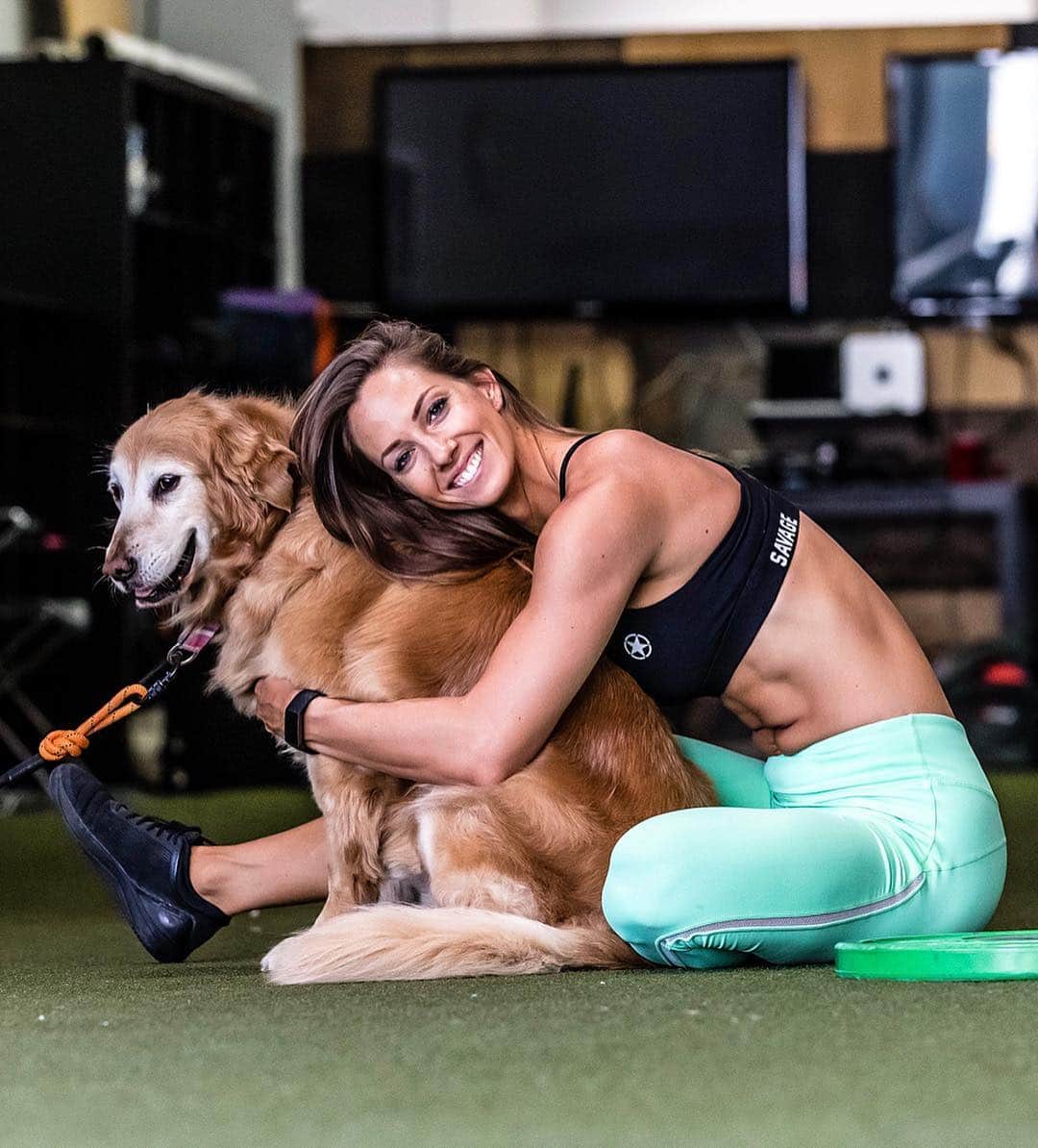 Janna Breslinさんのインスタグラム写真 - (Janna BreslinInstagram)「When you see a dog at the gym 🐶😍 Have you ever see a more genuine smile? Hahah. I wish I could bring Mayday but he’s an uptight little jerk with a big personality and a very small circle and 🥕 so he doesn’t make friends easily... Chihuahuas 🙄😂 Do you have any pets? 🤗 Tell me alllll about them!! What is their breed and name?! 📷 @ltevebaugh」4月18日 8時31分 - jannabreslin