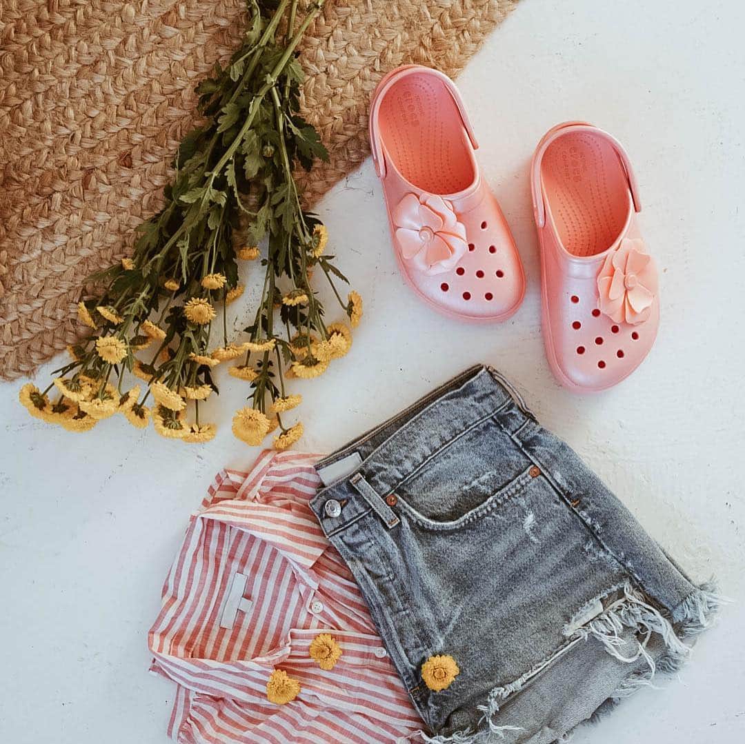 クロックスさんのインスタグラム写真 - (クロックスInstagram)「Spring has sprung 🌸 Look the part with our newest line of Vivid Blooms 🌷」4月18日 8時41分 - crocs