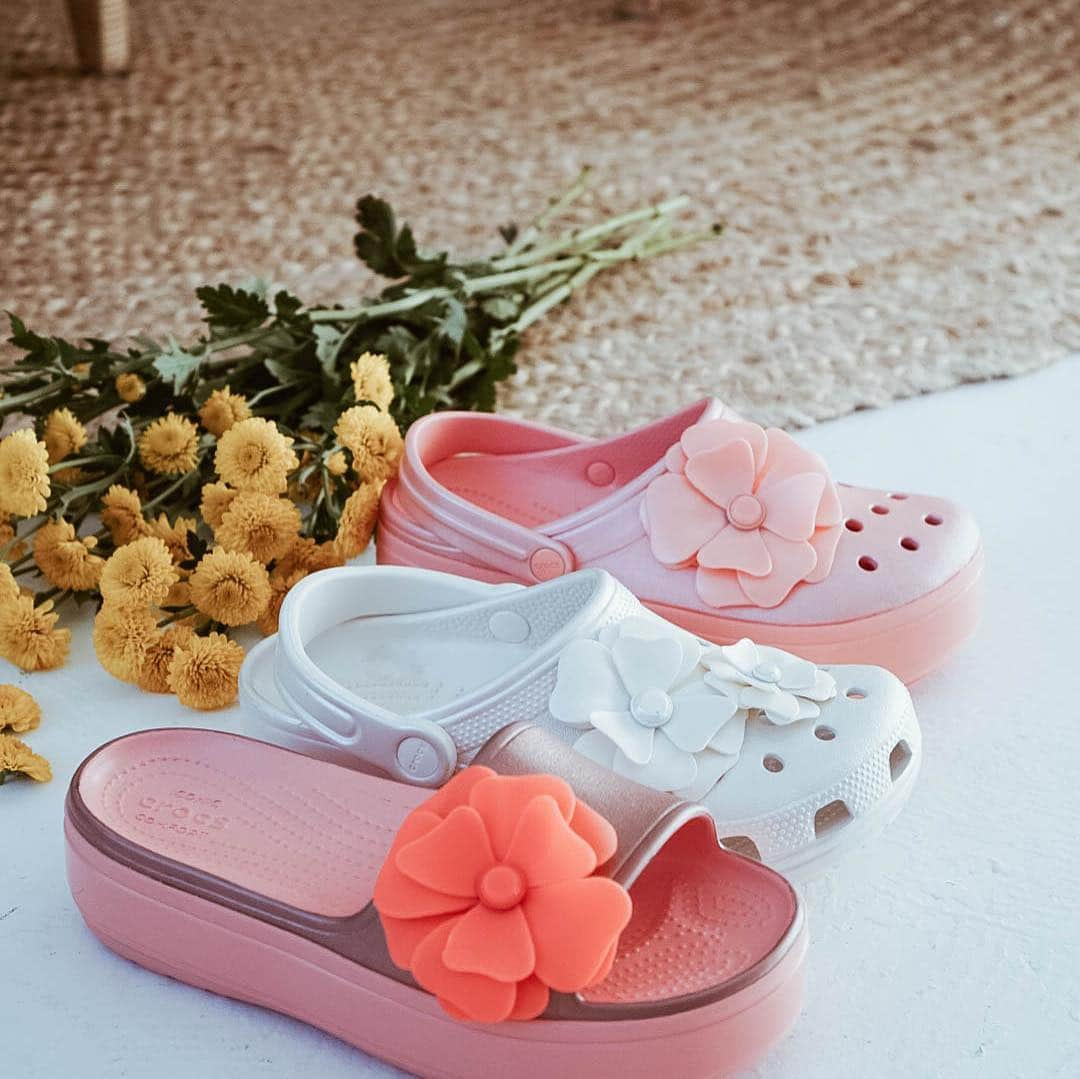 クロックスさんのインスタグラム写真 - (クロックスInstagram)「Spring has sprung 🌸 Look the part with our newest line of Vivid Blooms 🌷」4月18日 8時41分 - crocs