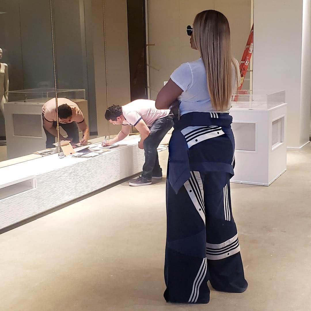 ネネ・リークスのインスタグラム：「Working on opening more Boutiques! Wait until you hear the new concept that’s coming #swagg」