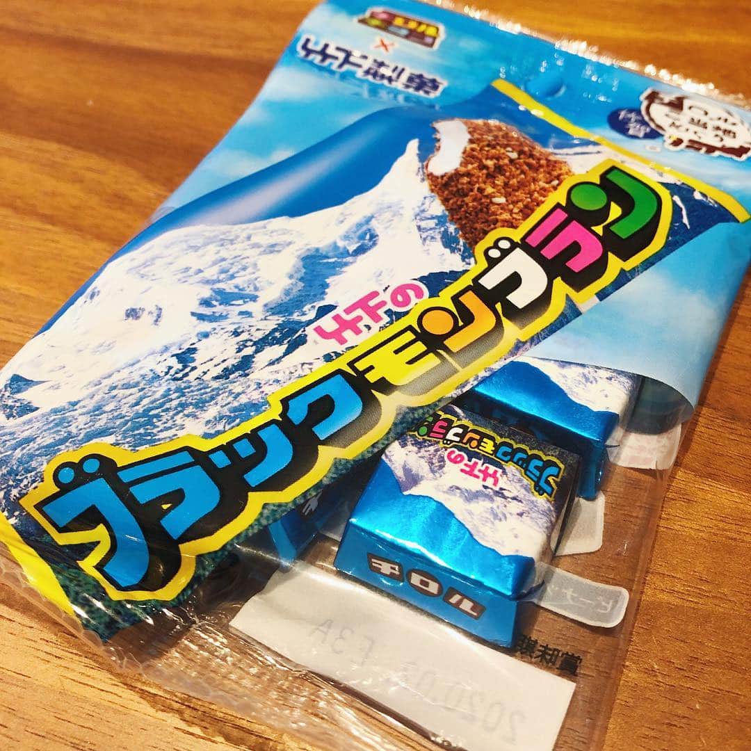 のインスタグラム：「地域限定グルメ✈️ 北九州出身の主人は当たり前のようにブラックモンブランというアイスがスーパーにあって、誰もが知っていると言います😅 私も食べたことがありますが、サックサククランチチョコがバニラアイスの周りについていて美味しい😍 これはそれをイメージしたチロルチョコ🍫 東京で買いました☺️ 小さいサイズが7個入っていたかな？？ 美味しかったです☺️ #岡部玲子 #子育て #主婦 #アラフォーママ #タレント #レポーター #39歳 #アラフォー #地域限定 #ブラックモンブラン #アイス #チロルチョコ #mama #talent #reporter #instagood #f4f #japan #kyushu #icecream #icecandy #chocolate #happy #love」