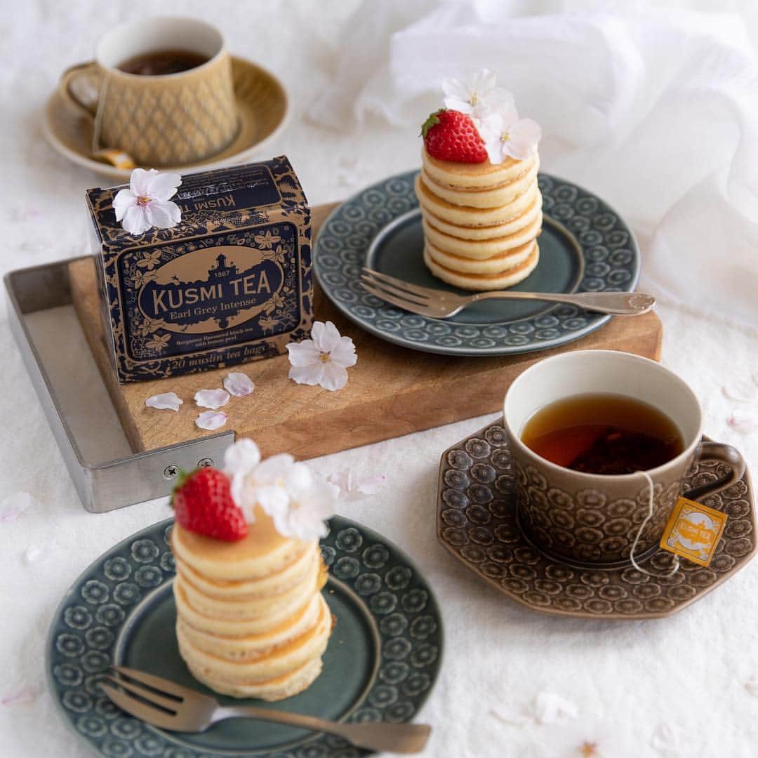 のインスタグラム：「* 2019.4.18 . おはようございます。 落ちてしまった庭の桜を持ち込んで お家の中でもお花見。 ミニパンケーキにちょこんと乗せて🌸 . . 合わせたのはクスミティーの4月の新作、 ネイビーブルーとゴールドのパッケージが上品な アールグレイ インテンス。 . レモンは特に香りの強い皮の部分を使うことで 力強く、そして良い香りが長く続きます。 ティーバッグだとさっと作れるので便利だなあ🎵 . . . @kusmitea_japan のオンラインブティックでは、 本日より「ありがとう平成キャンペーン」を 実施しています。 ぜひチェックしてみて下さいね♩ . . #クスミティー #アールグレイインテンス #kusmitea #earlgrey #PR . . .」