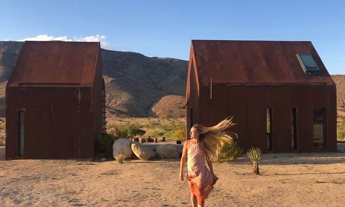 イモージェン・ケアンズさんのインスタグラム写真 - (イモージェン・ケアンズInstagram)「A night with the stars ✨ #joshuatree #joshuatreenationalpark #cabin #follyjoshuatree 🔭」4月18日 9時06分 - imogencairns