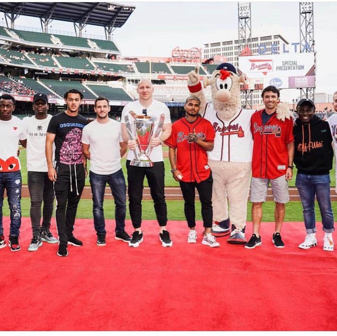 ブラッド・グザンのインスタグラム：「Thank you @braves for having us out tonight!  @josefmartinez17 you have a job after playing!」