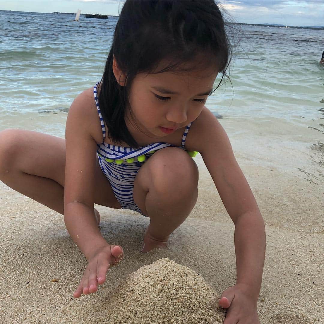 The Twins Chelsea & Jesperさんのインスタグラム写真 - (The Twins Chelsea & JesperInstagram)「記得剛滿一歲的小羊👶🏻，第一次摸到沙就不喜歡到哭，沒有鋪墊子還不敢坐下來。如今卻是個可以赤腳在沙灘海水間自在遊走的大女孩了👧🏻」4月18日 9時14分 - chelsea_jesper