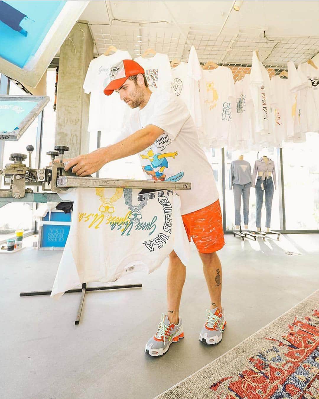 Fred Segalさんのインスタグラム写真 - (Fred SegalInstagram)「don’t miss this / join @sean_wotherspoon today until 8pm at fred segal sunset to screen print one-time-only archive graphics on original GUESS vintage blanks #guessvintage」4月18日 9時14分 - fredsegal