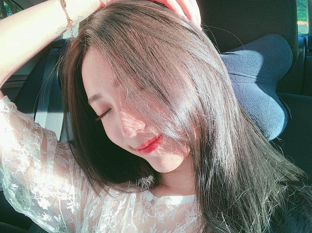 張楚珊さんのインスタグラム写真 - (張楚珊Instagram)「腳安～～🌞 我不是早起 是還沒睡覺⋯ 因為半夜在追劇(˶‾᷄ ⁻̫ ‾᷅˵) 我們與惡的距離真的很好看 不知道流了多少眼淚💧可能有一公升了 算是一邊胃痛一邊流淚啜泣😢 推薦大家半夜不睡覺的去追！快去！🤣 - 圖文不符的一張享受陽光手有點痠的自拍照🤳🤪哈哈」4月18日 9時14分 - iam33___