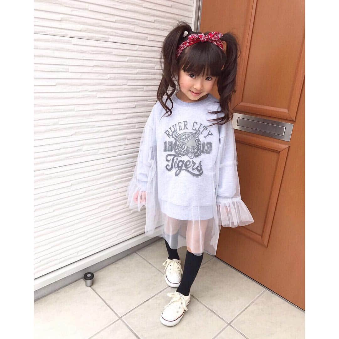 韓国子供服♡smilekids(すまいるきっず) さんのインスタグラム写真 - (韓国子供服♡smilekids(すまいるきっず) Instagram)「* * ☻ご覧頂き有難うございます☻ . . ︎︎︎︎☑︎チュールデザイン タイガープリントトップス 販売中です♡ 色違いホワイトも 販売中です♩ 女の子らしさを引き立ててくれる チュールがとっても可愛いです♡ . . 着回しコーデ沢山出来ます♥ これから暖かくなる春の マストアイテムにして下さい。 . . . ☺︎着画model りりかᒼᑋªⁿ☺︎ ☺︎smilekids専属model☺︎ @asuka0921  身長:102cm 体重:15kg size:120 . ————————————————— . . web shop http://smilekids888.com/で販売しています← —————————————————— ★ゆうちょ振込での購入も可能です★ web shopより、在庫を確認後  商品名、サイズ、カラーをDMにて 連絡頂けると幸いです☺︎ 確認後のお返事になりますので お時間を頂く場合があります。 在庫が少ない場合や再入荷の人気商品は 取り置きが難しい事があります。 ご了承ください🥺 . . —————————————————— ご購入してくださった方へ✉️ @smilekids888 をタグ付けして投稿して頂いた方を ストーリーにて紹介させて頂きます😍  さらに‥抽選で‥ 毎月、５名様にお買い物で使えるクーポンを プレゼント🎁致します☺️ . 1等‥1.000円OFFクーポン(2名様) 2等‥500円OFFクーポン(3名様) . 沢山のタグ付けをお待ちしています😍  __________________ . . . . . . . . ☻webshopには.Instagramプロフより リンクでとべます✈︎✈︎✈︎ . . . . #熊本ママ #山鹿 #webshop #韓国子供服 #格安#お洒落さんと繋がりたい  #熊本 #キッズコーデ #裏起毛#キッズファッション  #ig_kids #kids_japan #親バカ部  #kjp_ootd #今日の服 #kidsfashion #プチプラコーデ  #プチプラファッション #mamagirl #リンクコーデ#ママリ#smilekids #３歳#４歳#５歳#春#新作#ファーデニム」4月18日 9時14分 - smilekids888