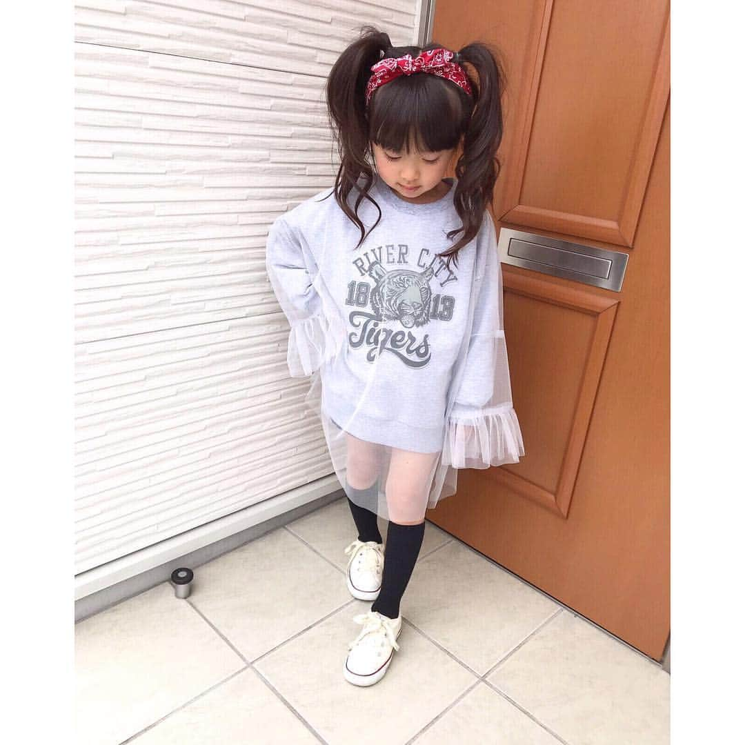 韓国子供服♡smilekids(すまいるきっず) さんのインスタグラム写真 - (韓国子供服♡smilekids(すまいるきっず) Instagram)「* * ☻ご覧頂き有難うございます☻ . . ︎︎︎︎☑︎チュールデザイン タイガープリントトップス 販売中です♡ 色違いホワイトも 販売中です♩ 女の子らしさを引き立ててくれる チュールがとっても可愛いです♡ . . 着回しコーデ沢山出来ます♥ これから暖かくなる春の マストアイテムにして下さい。 . . . ☺︎着画model りりかᒼᑋªⁿ☺︎ ☺︎smilekids専属model☺︎ @asuka0921  身長:102cm 体重:15kg size:120 . ————————————————— . . web shop http://smilekids888.com/で販売しています← —————————————————— ★ゆうちょ振込での購入も可能です★ web shopより、在庫を確認後  商品名、サイズ、カラーをDMにて 連絡頂けると幸いです☺︎ 確認後のお返事になりますので お時間を頂く場合があります。 在庫が少ない場合や再入荷の人気商品は 取り置きが難しい事があります。 ご了承ください🥺 . . —————————————————— ご購入してくださった方へ✉️ @smilekids888 をタグ付けして投稿して頂いた方を ストーリーにて紹介させて頂きます😍  さらに‥抽選で‥ 毎月、５名様にお買い物で使えるクーポンを プレゼント🎁致します☺️ . 1等‥1.000円OFFクーポン(2名様) 2等‥500円OFFクーポン(3名様) . 沢山のタグ付けをお待ちしています😍  __________________ . . . . . . . . ☻webshopには.Instagramプロフより リンクでとべます✈︎✈︎✈︎ . . . . #熊本ママ #山鹿 #webshop #韓国子供服 #格安#お洒落さんと繋がりたい  #熊本 #キッズコーデ #裏起毛#キッズファッション  #ig_kids #kids_japan #親バカ部  #kjp_ootd #今日の服 #kidsfashion #プチプラコーデ  #プチプラファッション #mamagirl #リンクコーデ#ママリ#smilekids #３歳#４歳#５歳#春#新作#ファーデニム」4月18日 9時14分 - smilekids888