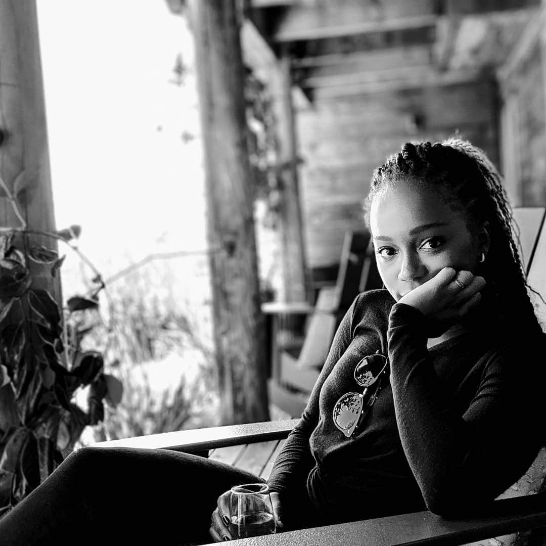 アジャ・ナオミ・キングのインスタグラム：「Unbothered.」