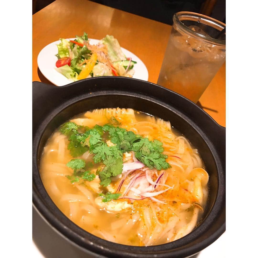 西谷綾子のインスタグラム：「✴︎ ”すべての料理にパクチーを使った無国籍料理の店” ・ 「パクチー」と聞いただけで独特の香りを思い出し、 まるでニガ虫を噛み潰したような表情を浮かべる人😫 ・ 穏やかな表情でムシャムシャ食べ続けることの出来る人😍 ・ 私は、お代わりをしてしまうほどのパクチー好き😆👌👌 ・ パクチーの栄養・効能も凄いっ😳👏 ・ 詳しくは📝 日刊ゲンダイ♡毎週水曜日 「カラダを変える‼︎健康レストラン」😋🌟 ・ #パクチー #銀座 #ランチ #トムヤムクン #タイ #トムヤムクンヌードル #食 #栄養」
