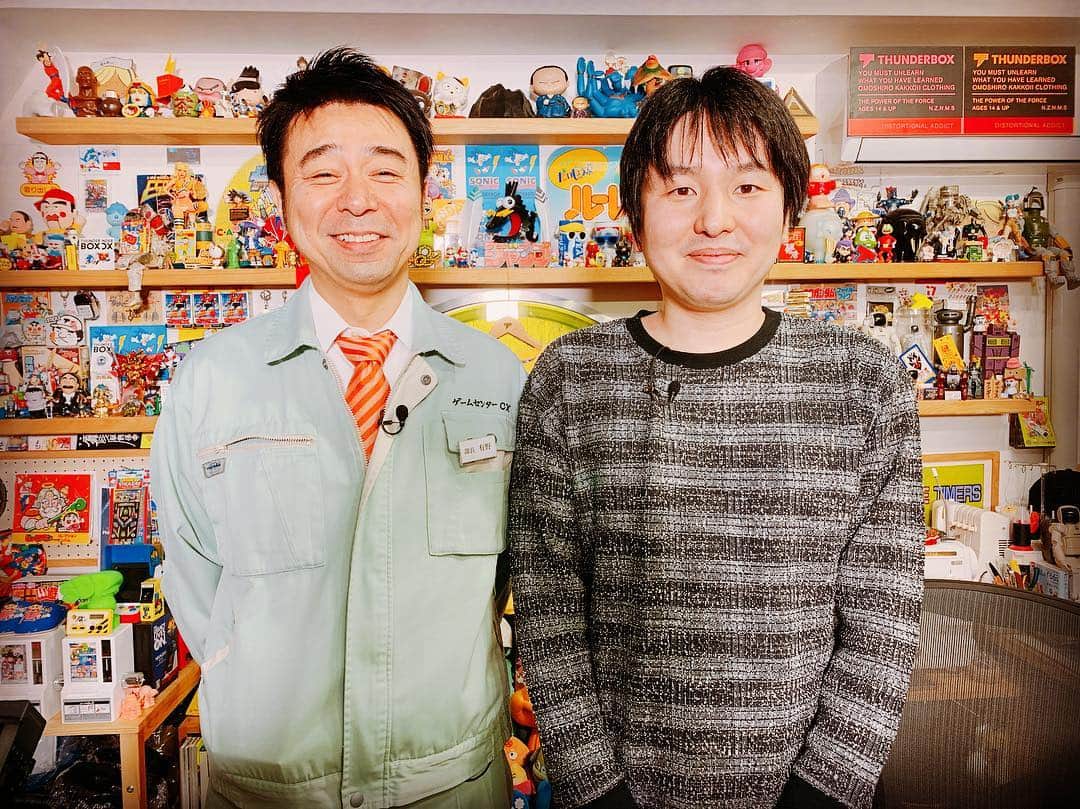 のインスタグラム：「本日ゲームセンターCX第23シーズンがスタート！ 名作『パックマン』に挑戦。そして平成元年生まれのゲーム機『ゲームボーイ』にスポットをあてたミニコーナーも。 その収録後の一枚。（ツイッターとは違う写真を）  ちなみにこの後、有野課長とラーメンを食べに行きましたが、2人きりではなく……『作家岐部の挑戦』に書いた夢のディナーはおあずけに。  #gccx #23シーズン開幕 #ミニコーナーは温かい目でどうぞ」