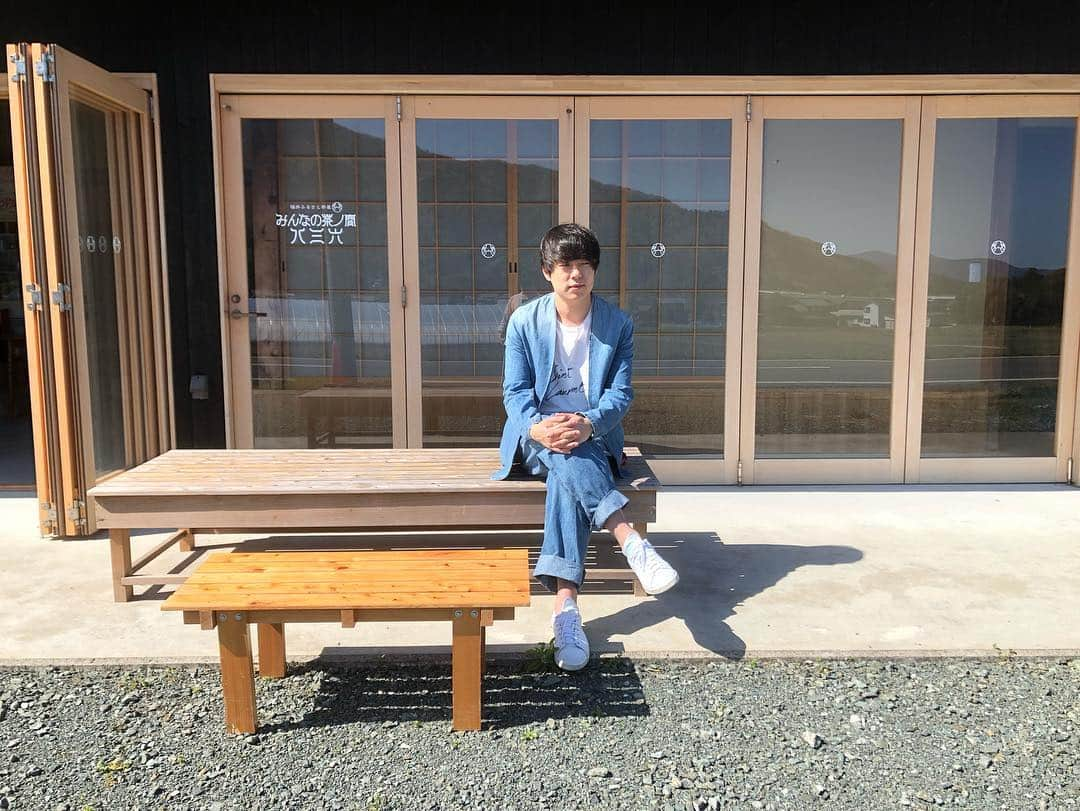 村本大輔さんのインスタグラム写真 - (村本大輔Instagram)「おれと、おれとチョッキくんと、おれとチョッキくんとカフェＭＩＲＯＫＵのオーナーみきちゃんと。美浜のカフェで。」4月18日 9時30分 - muramotodaisuke1125